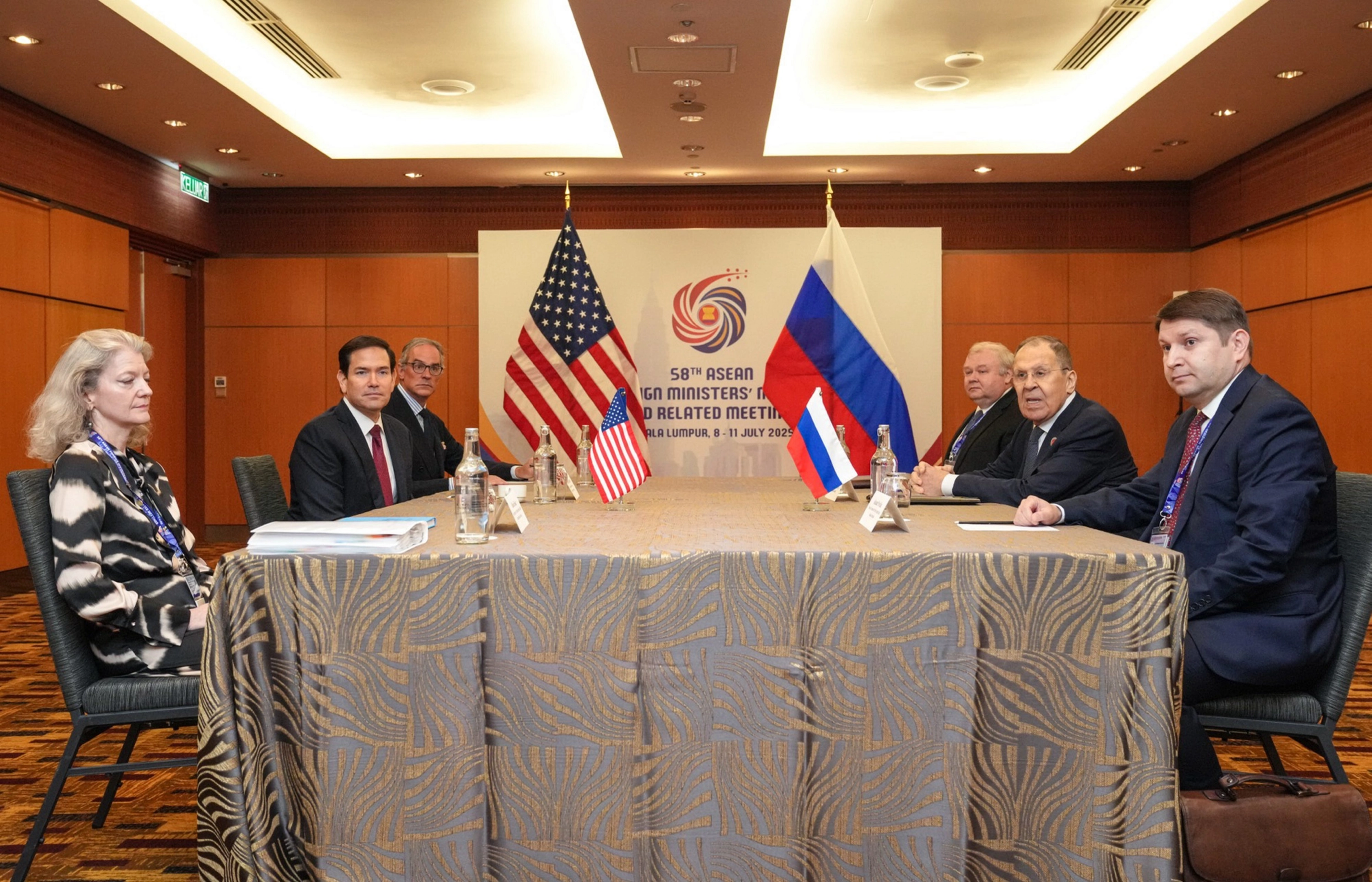 El ministro de Exteriores ruso, Serguéi Lavrov, y el secretario de Estado de Estados Unidos, Marco Rubio durante la reunión que han mantenido este jueves en Kuala Lumpur.