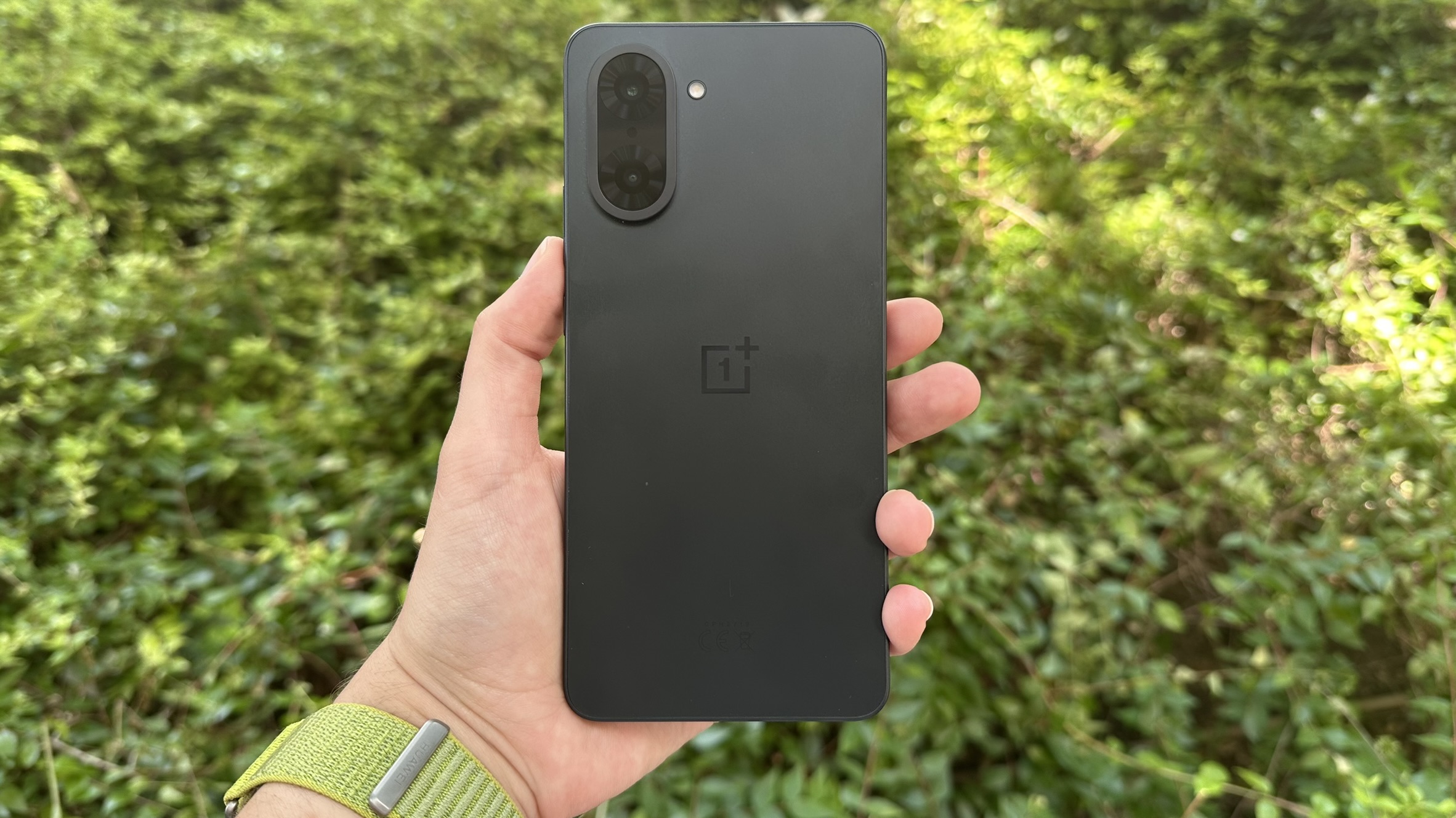 OnePlus Nord CE5, as folhas aparecem.