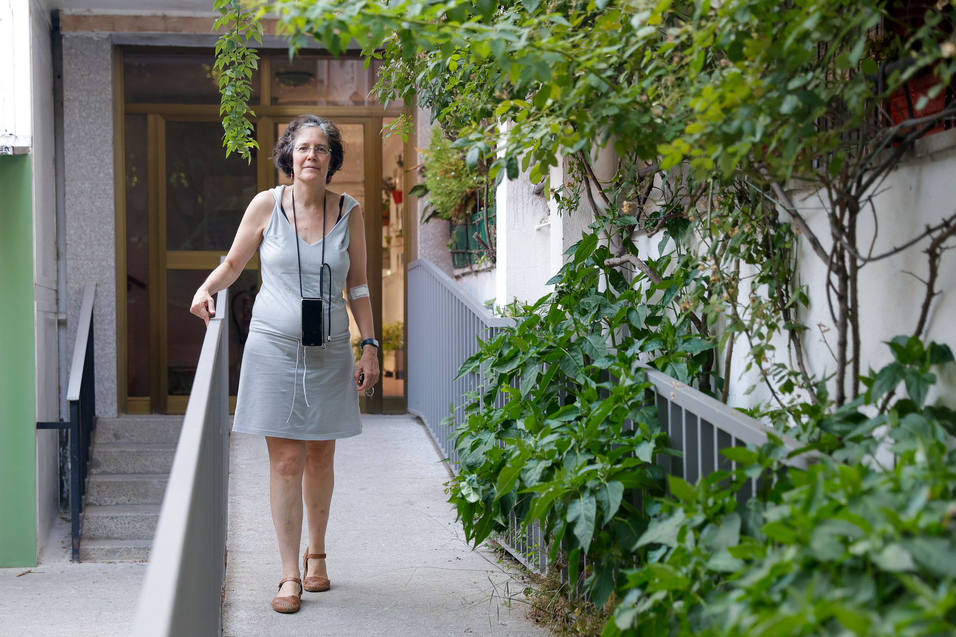 Ana pose à l'entrée de sa maison.