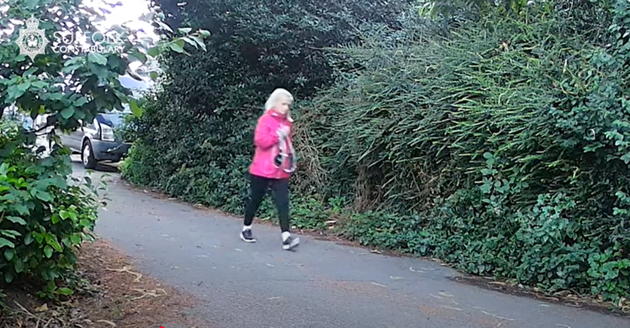 Anita Rose fue captada por las cámaras de seguridad paseando a su perro la mañana de la agresión.