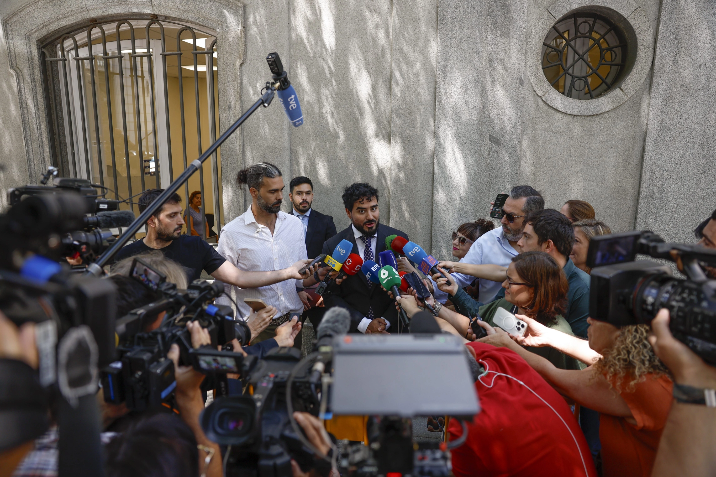 El eurodiputado Luis Pérez Fernández 'Alvise' atiende a la prensa tras comparecer ante el juez en el Tribunal Supremo este viernes.