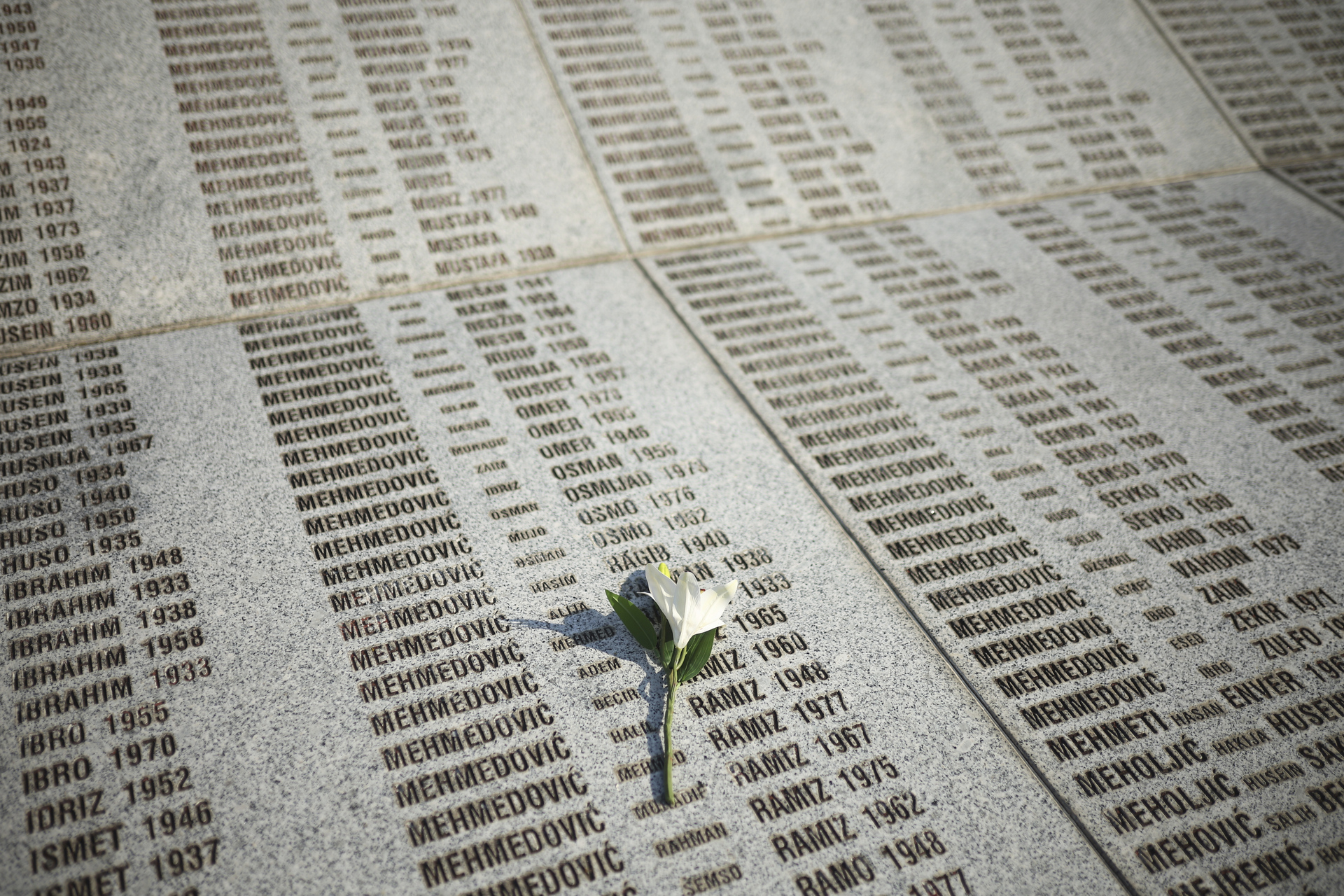 Una flor en el monumento a los fallecidos en Srebrenica.