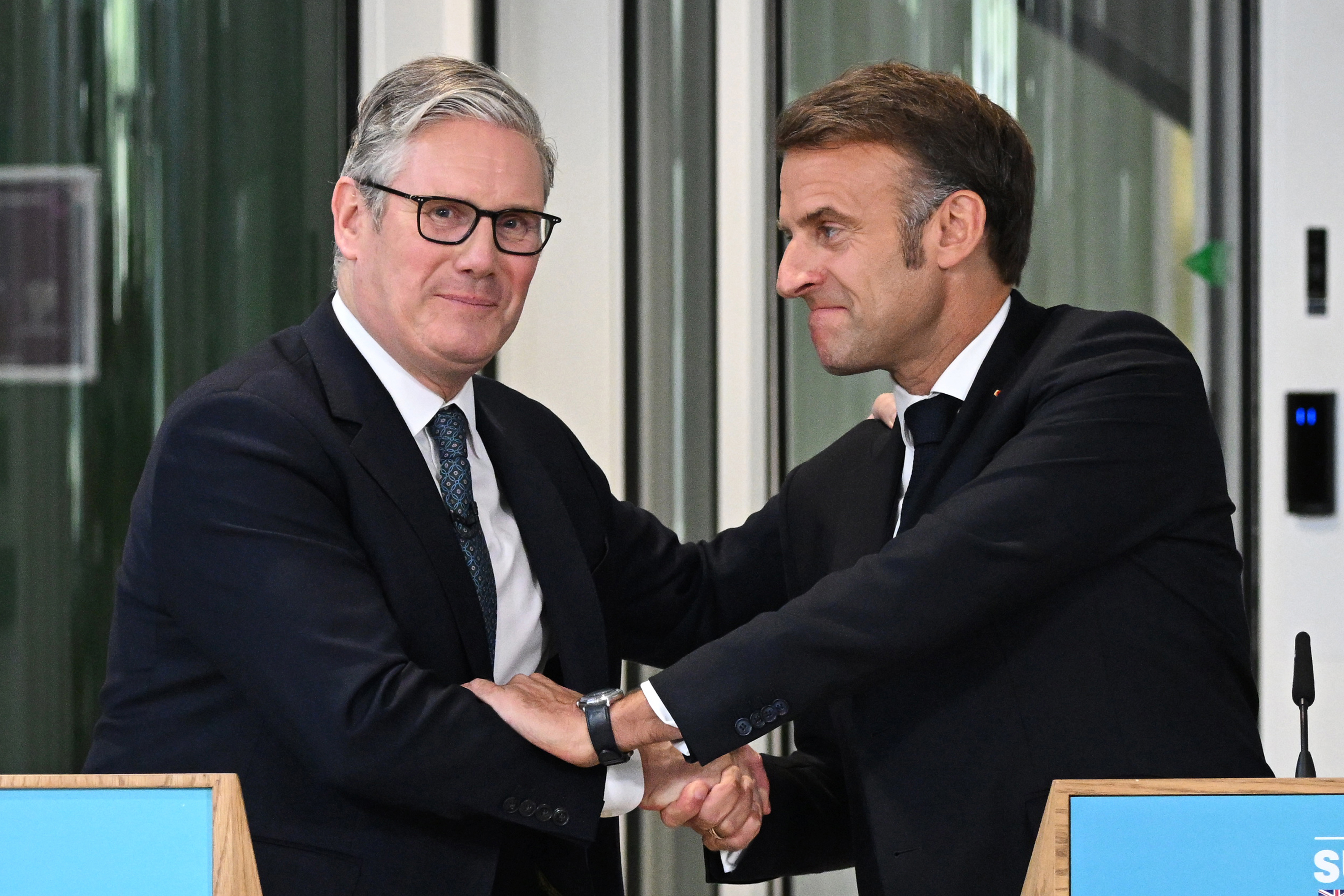 El primer ministro británico, Keir Starmer, y el presidente de Francia, Emmanuel Macron, tras anunciar acuerdos bilaterales.