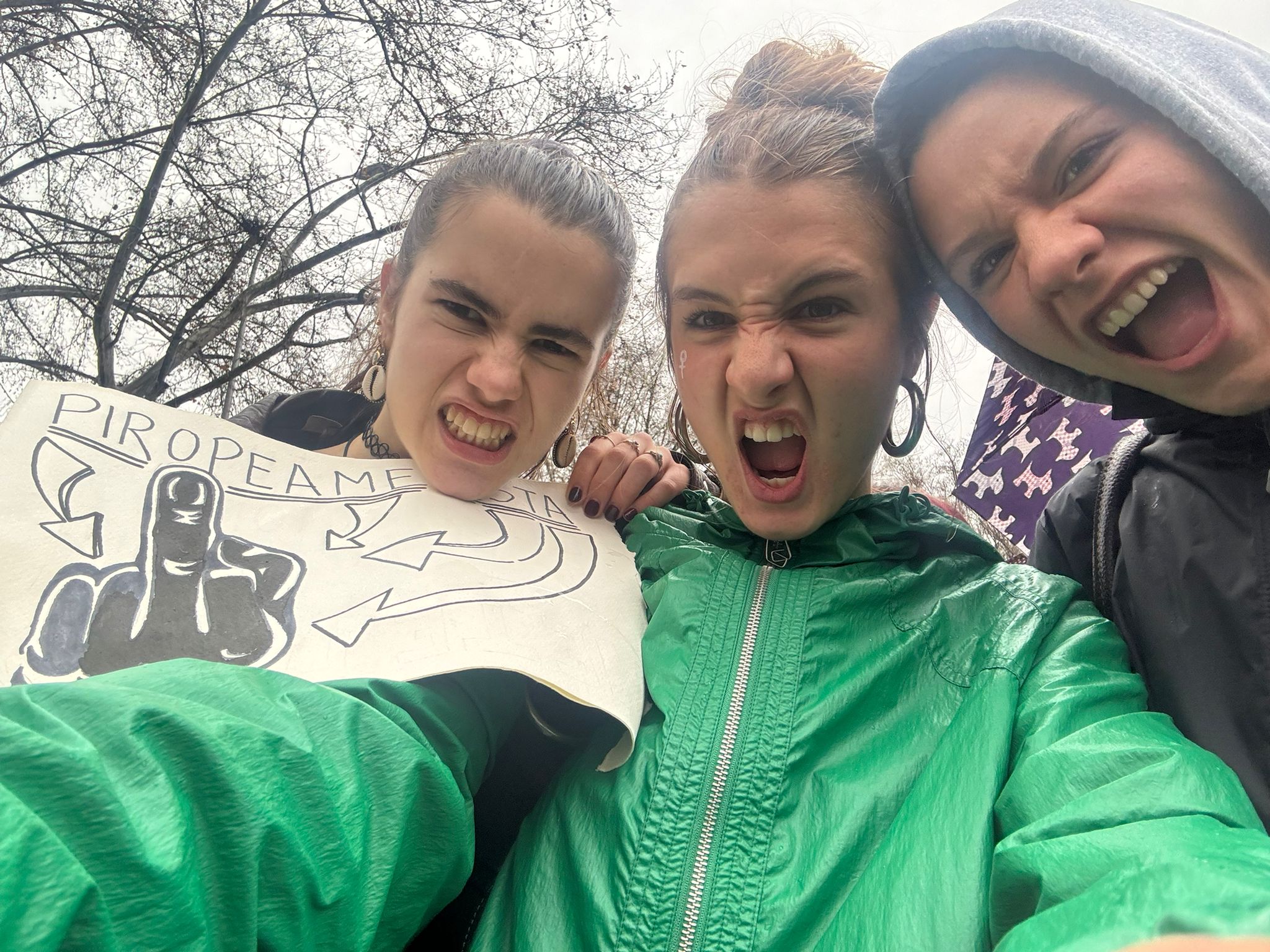 Clara Estrela (il centro) e le sue amiche, in una dimostrazione di 8 metri.