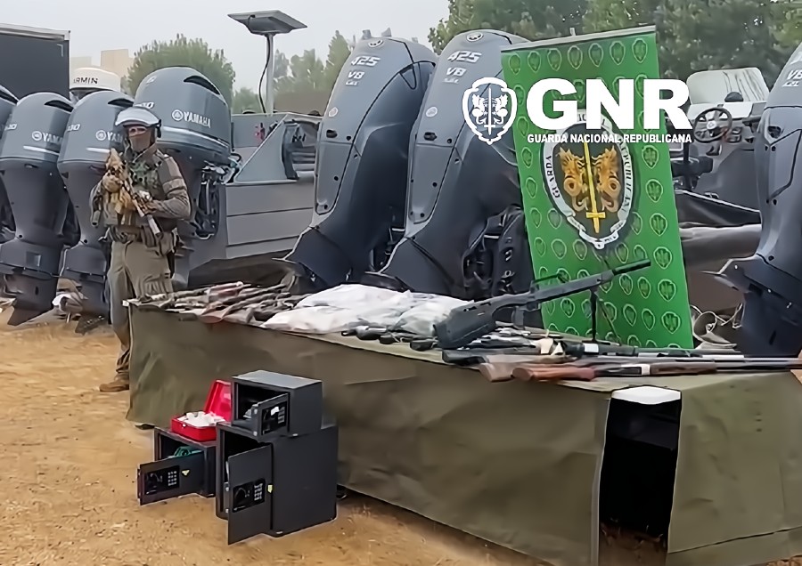 Motores fueraborda y armas intervenidos a los detenidos.