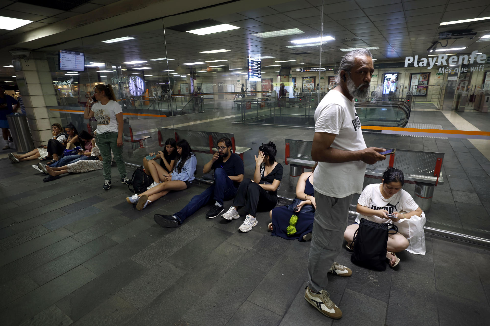 Aspecto de la estación de Rodalies de Plaça Catalunya este sábado, después de que Renfe suspendiese la circulación por el temporal.