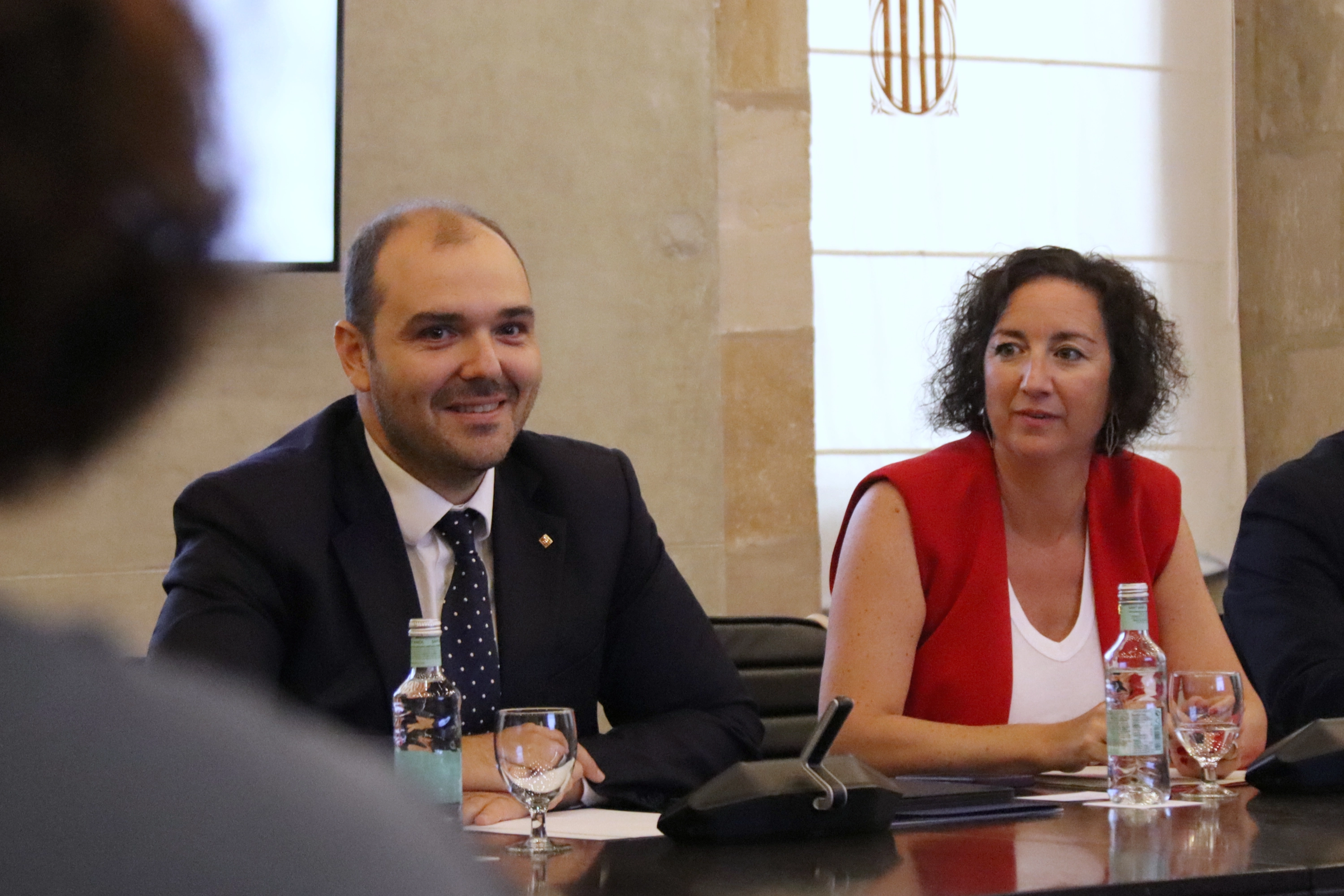 El conseller de Presidència, Albert Dalmau, y la consellera d'Economia, Alicia Romero, en una reunión con los grupos antes de la bilateral.