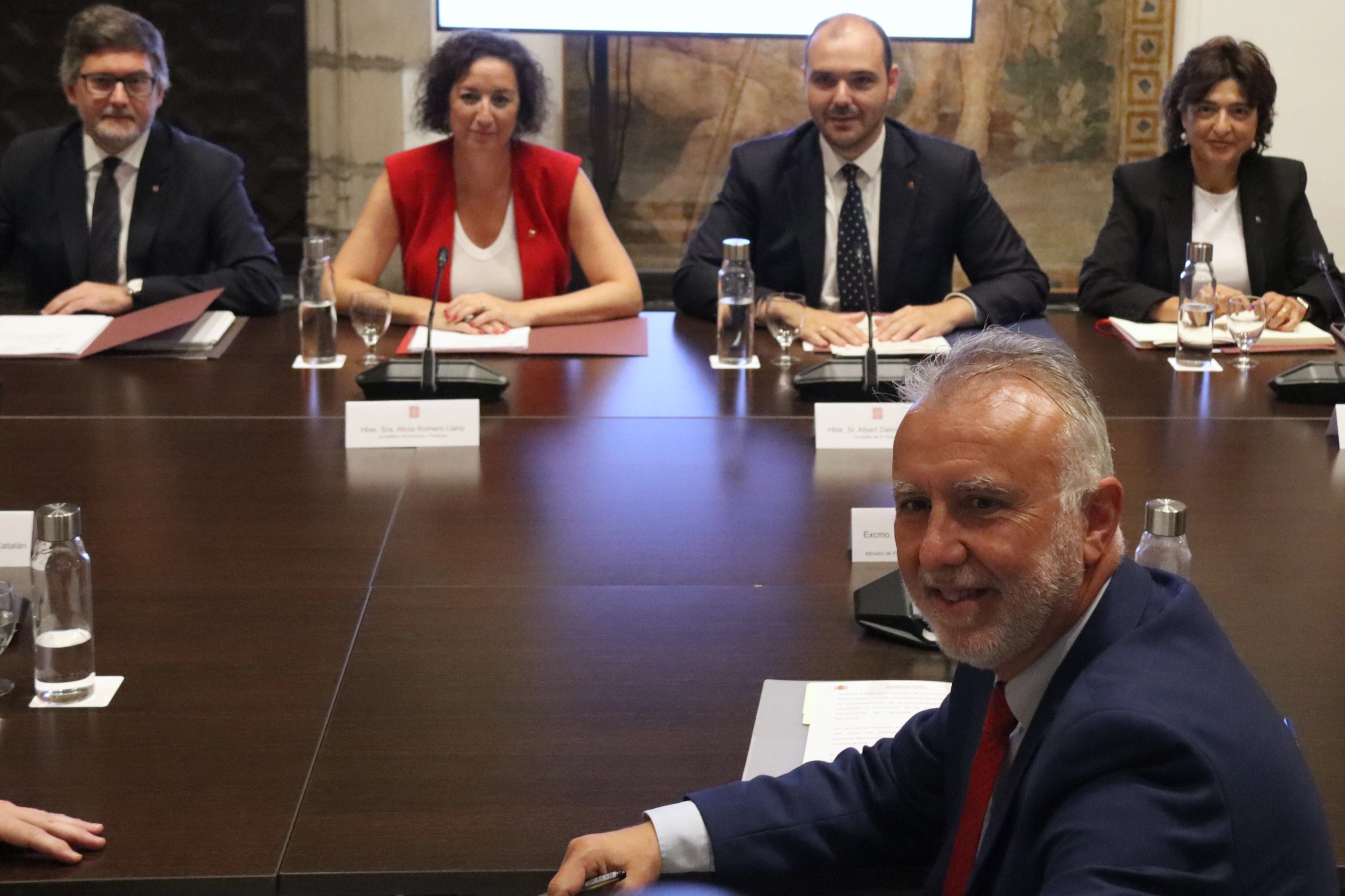 El ministro de Política Territorial y Memoria Democrática, Ángel Víctor Torres, junto a los consellers de Presidència y Economia, Albert Dalmau y Alicia Romero.