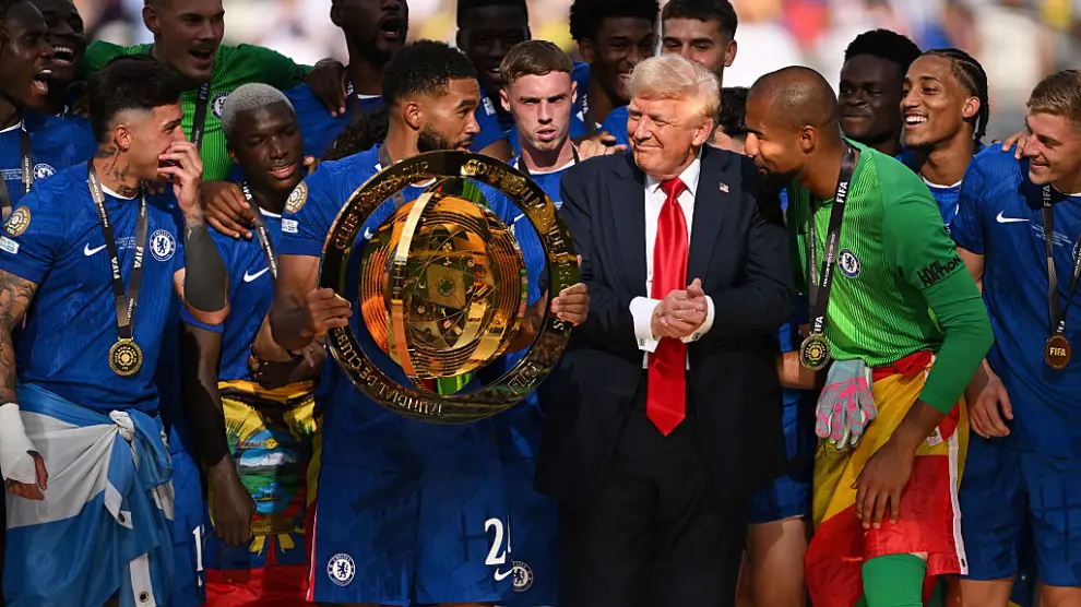 El surrealista momento en la entrega del trofeo del Mundial al Chelsea