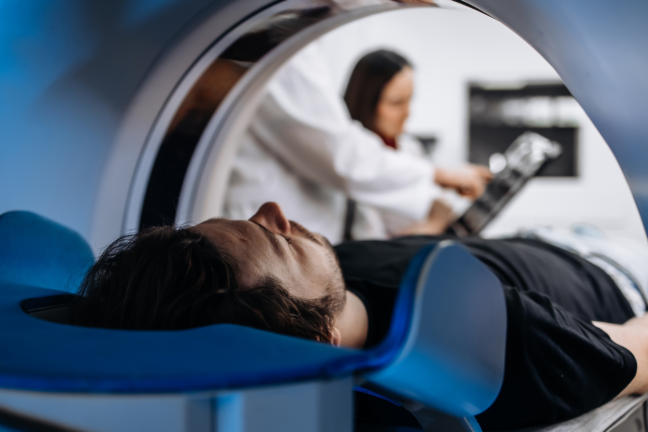 Un paciente se somete a una resonancia magnética.