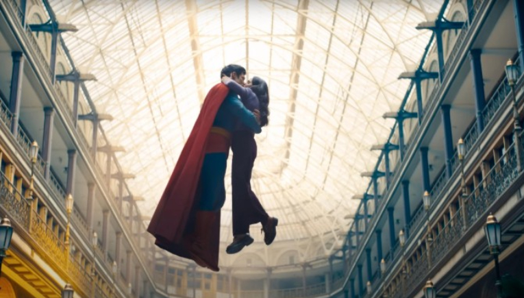 Superman and Lois kissing
