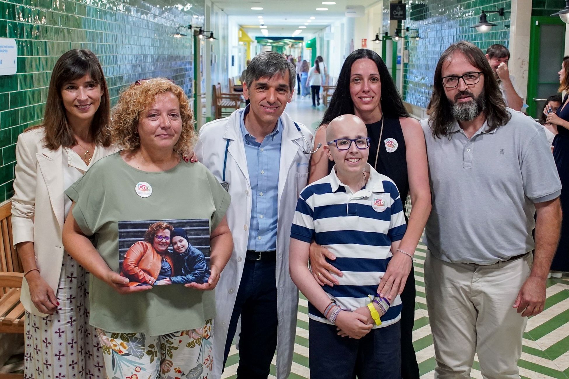 E da esquerda para a direita: câncer contra o presidente de Chris, Lola Manto, Sonia Gonzalez, Mama de Noel, Mama de Noel (uma das ensaios clínicos), a Dra. Elvaro Lasetta, Lola Eggila e Jose Manual, junto com seu filho, participou de seu filho.