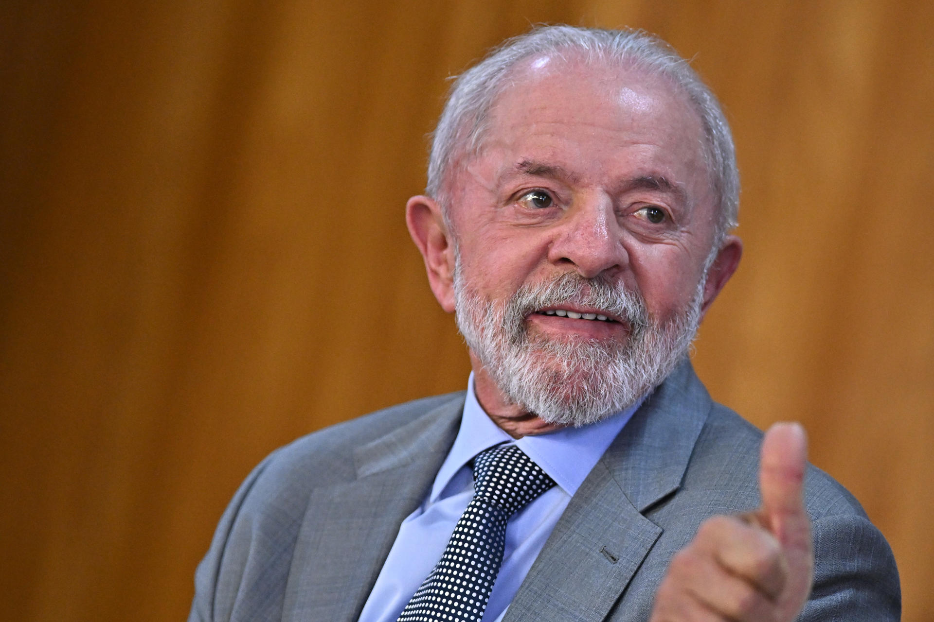 AME2889. Brasil (Brasil), 07/12/2025.- O presidente brasileiro Louiz Inacio Lula da Silva, em uma reunião realizada na segunda-feira, participou de uma reunião no Planeto Palace, no Brasil (Brasil). Fontes oficiais informaram na segunda -feira que o governo brasileiro começaria a discutir com empreendedores exportados para os EUA para aplicar 50 % de tarifa a todos os produtos brasileiros a partir de agosto. Efe/Andrei Borges