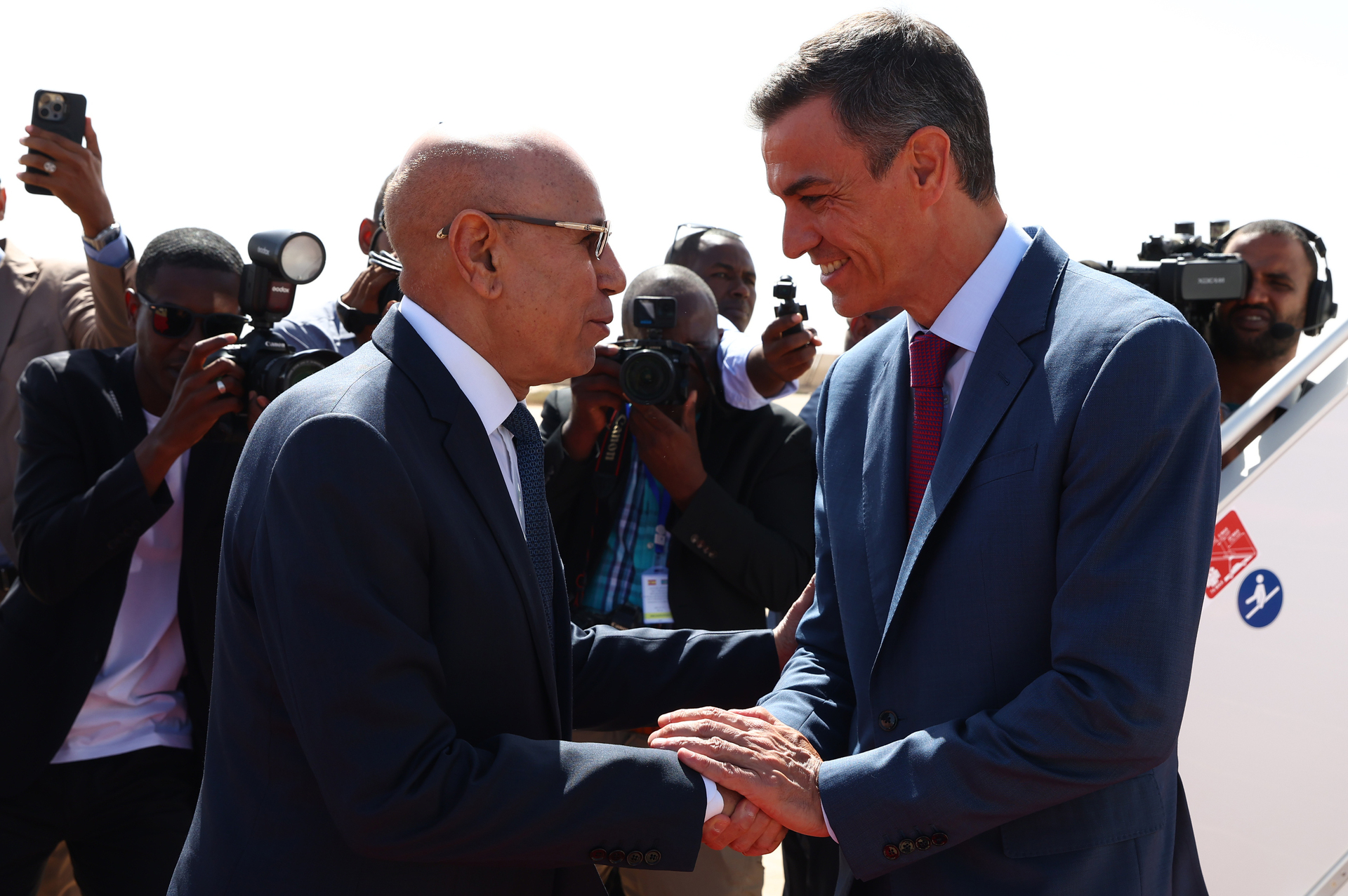 NUAKCHOT (MAURITANIA), 16/07/2025.- El presidente del Gobierno español, Pedro Sánchez, es recibido por residente mauritano, Mohamed Ould Ghazouani, a su llegada al eropuerto internacional NuakchotOumtounsy, este miércoles. Sánchez visita el país para participar en la primera cumbre bilateral entre ambos países que tiene entre sus objetivos consolidar la cooperación en materia migratoria. EFE/ Fernando Calvo/Pool Moncloa SOLO USO EDITORIAL/SOLO DISPONIBLE PARA ILUSTRAR LA NOTICIA QUE ACOMPAÑA (CRÉDITO OBLIGATORIO)