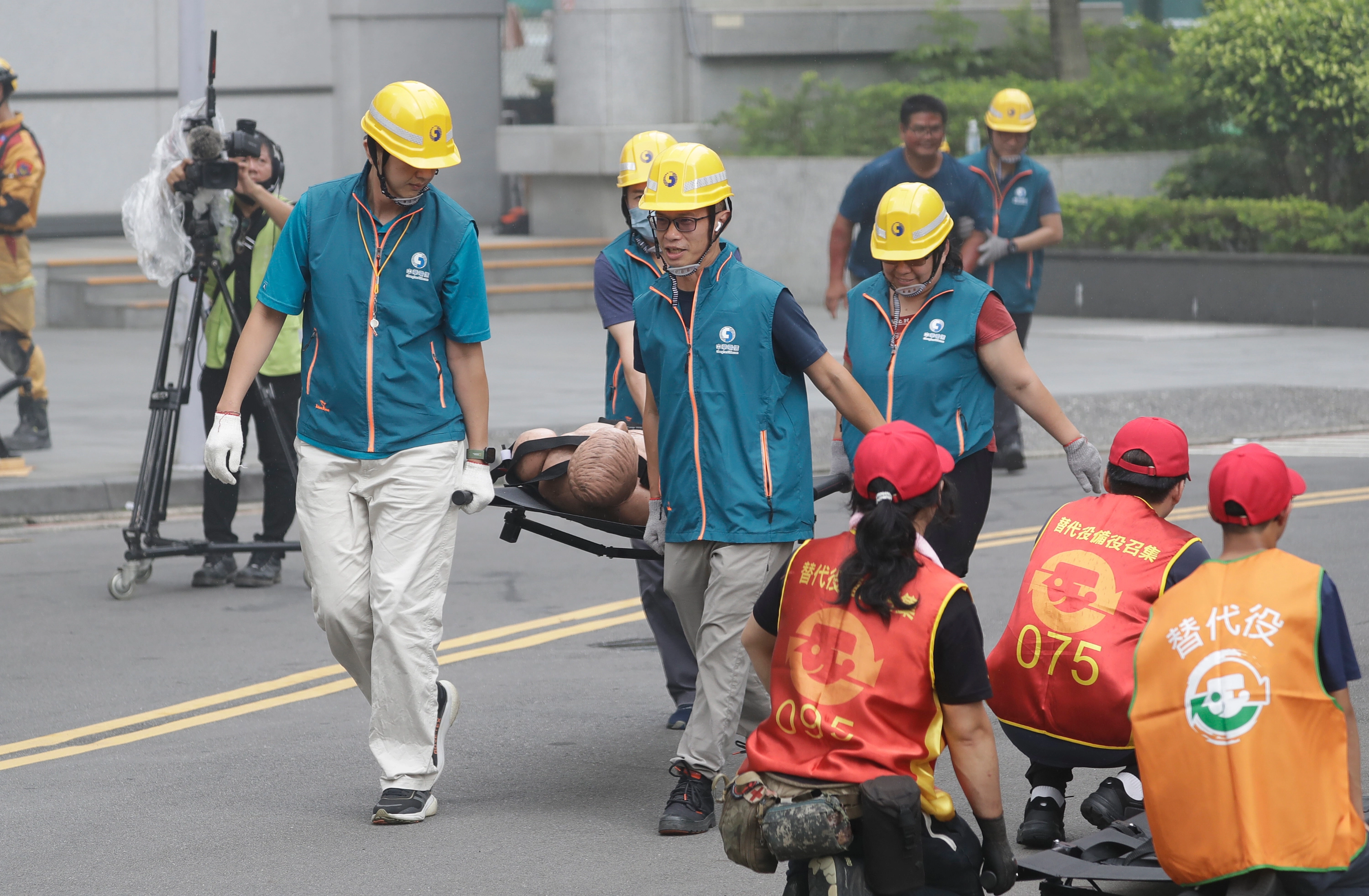 Personas participan en un simulacro de ataque aéreo en Taipéi, Taiwán, el jueves 17 de julio de 2025.