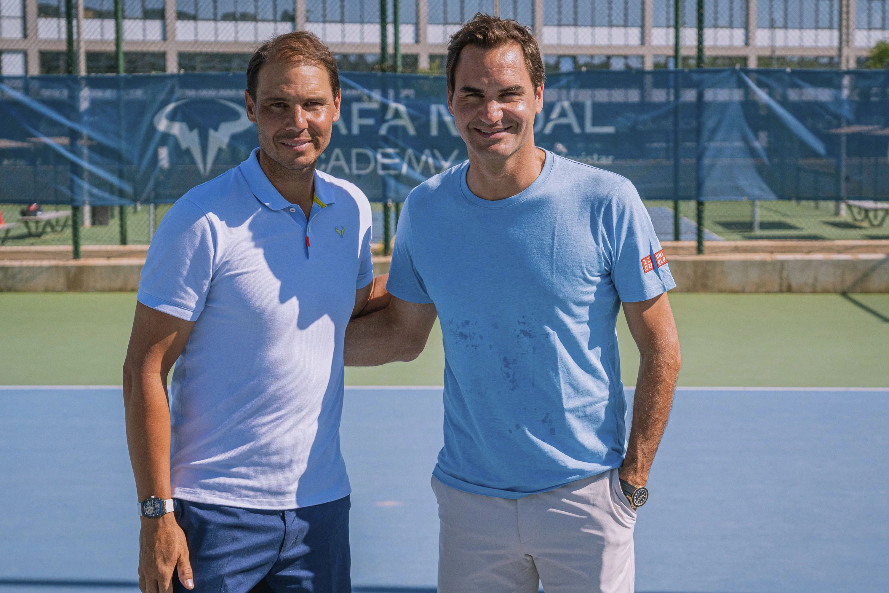 MANACOR, 17/07/2025.-Roger Federer visitó este jueves la Rafa Nadal Academy by Movistar, regalando a los presentes una bonita sorpresa en pleno verano. El antiguo número uno del PIF ATP Rankings, aprovechando su paso por Mallorca en plena temporada estival, acudió a las instalaciones situadas en Manacor, reencontrándose con Rafa Nadal, uno de sus principales compañeros en el ATP Tour. EFE/Rafa Nadal Academy by Movistar/David Rouge***SOLO USO EDITORIAL/SOLO DISPONIBLE PARA ILUSTRAR LA NOTICIA QUE ACOMPAÑA (CRÉDITO OBLIGATORIO)***