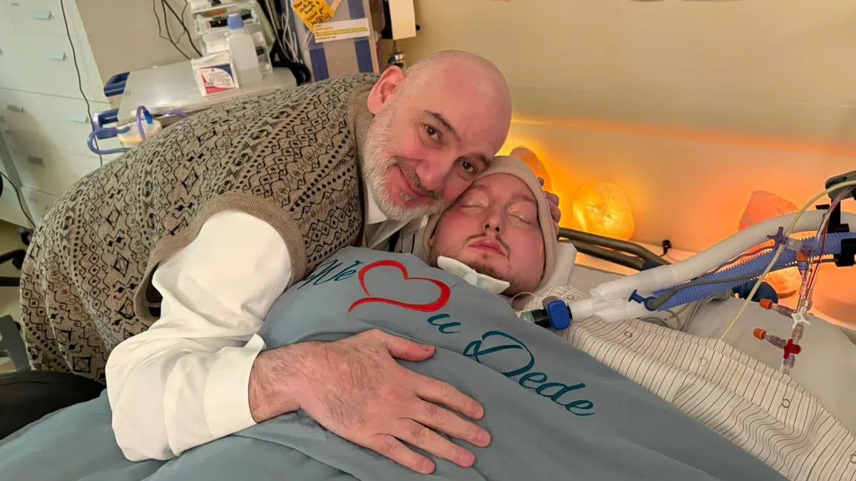 El príncipe Khaled bin Talal, con su hijo, que acaba de fallecer.