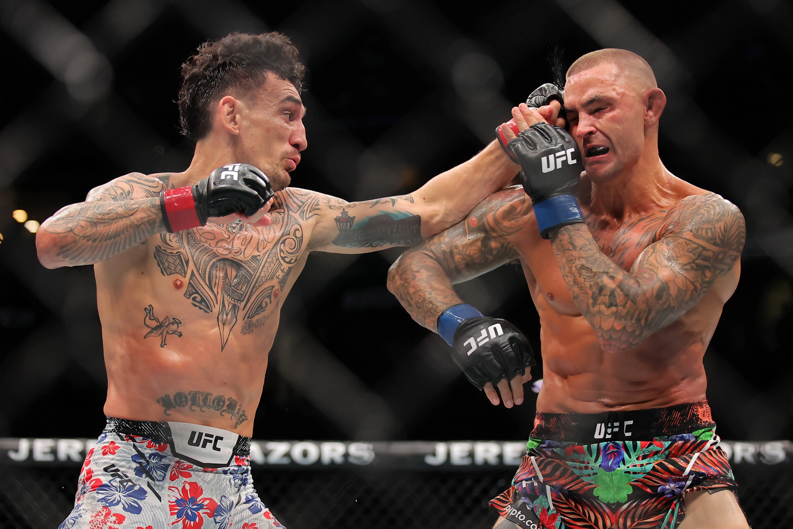 Max Holloway golpea a Dustin Poirier en la pelea por el 'BMF' en UFC 318.