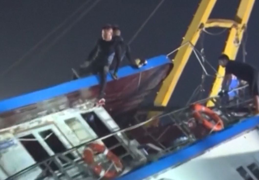 Imagen del naufragio de un barco turístico en Vietnam.