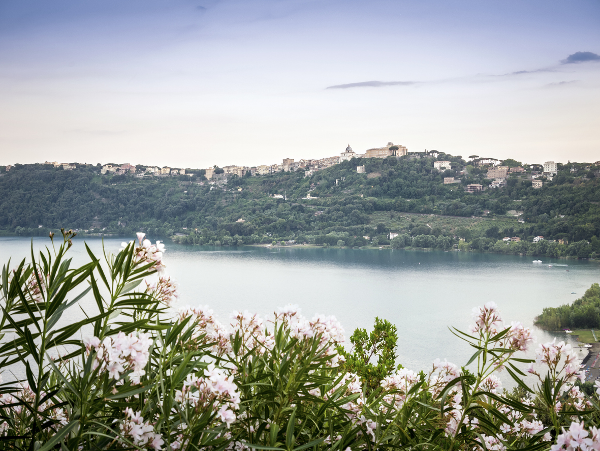 Castel Gandolfo na brzegu jeziora Albano
