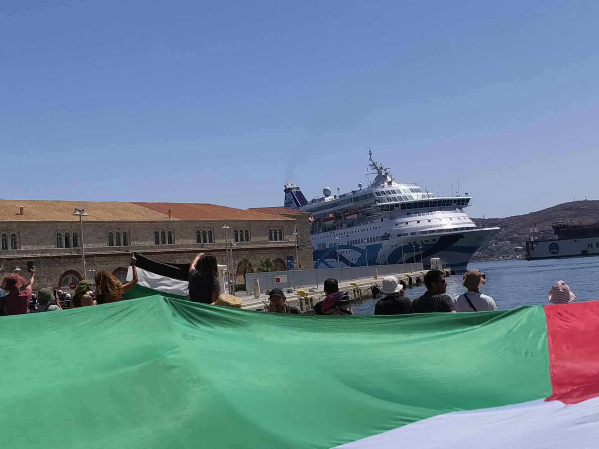 Activistas pro-palestinos impiden el desembarco del crucero israelí Crown Iris en Syros, Grecia.
