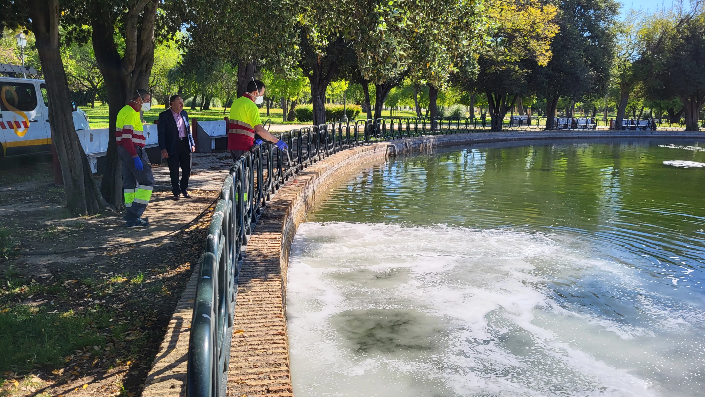Un operario realiza una actuación de control frente al virud del Nilo Occidental en una fuente de Sevilla capital