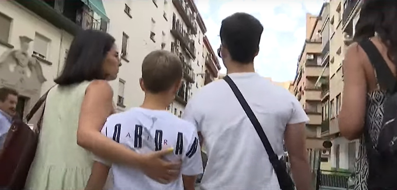 El hijo de Juana Rivas camina acompañado hacia el punto de encuentro de Granada.