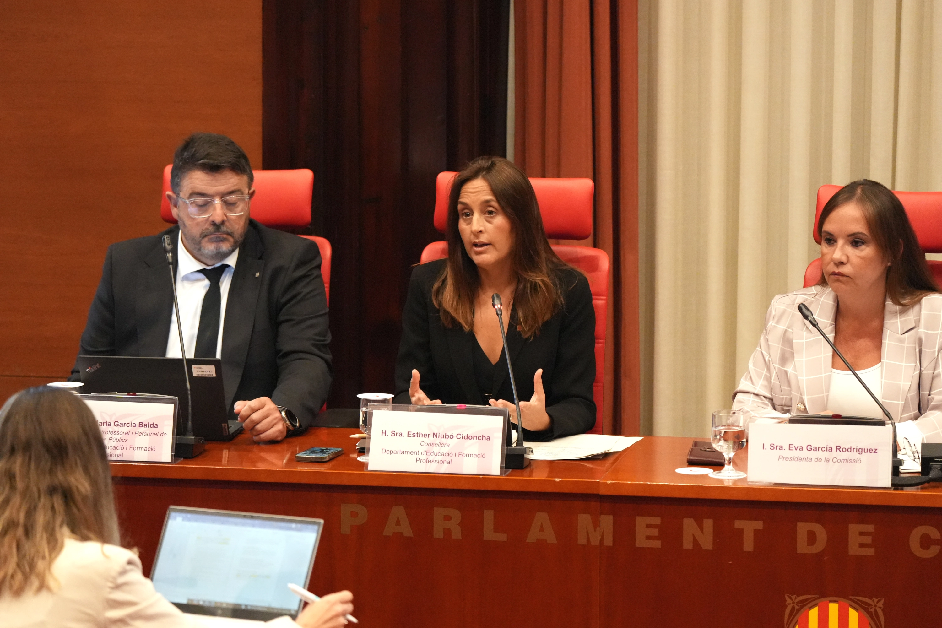 O ministro da Educação da Generalitat, Esther Niyub, em uma comparação no Parlamento da Catalunha.