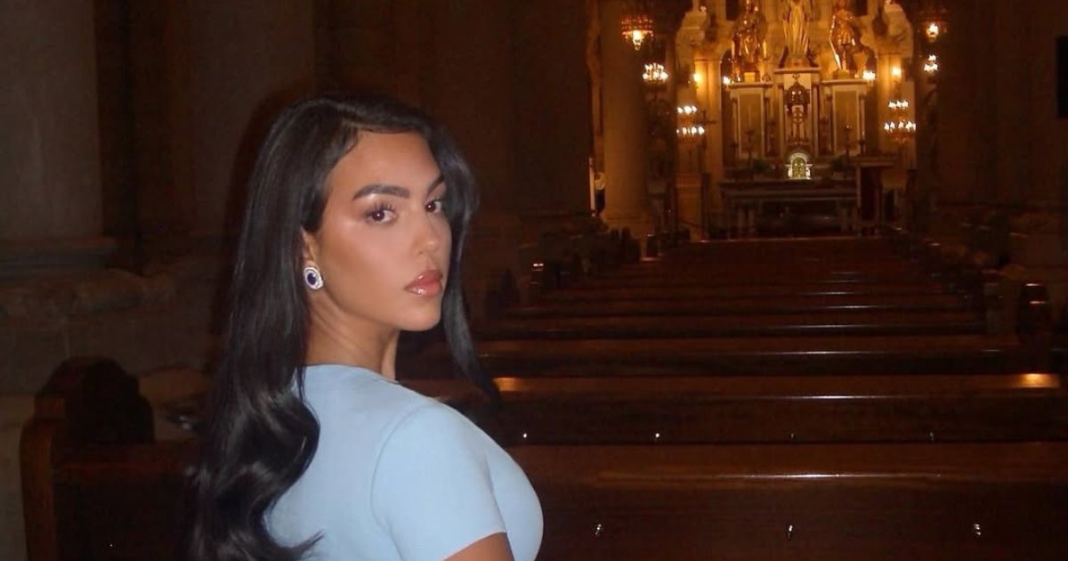 Com roupas azuis em Georgina Rodriguez Fátima Santuário