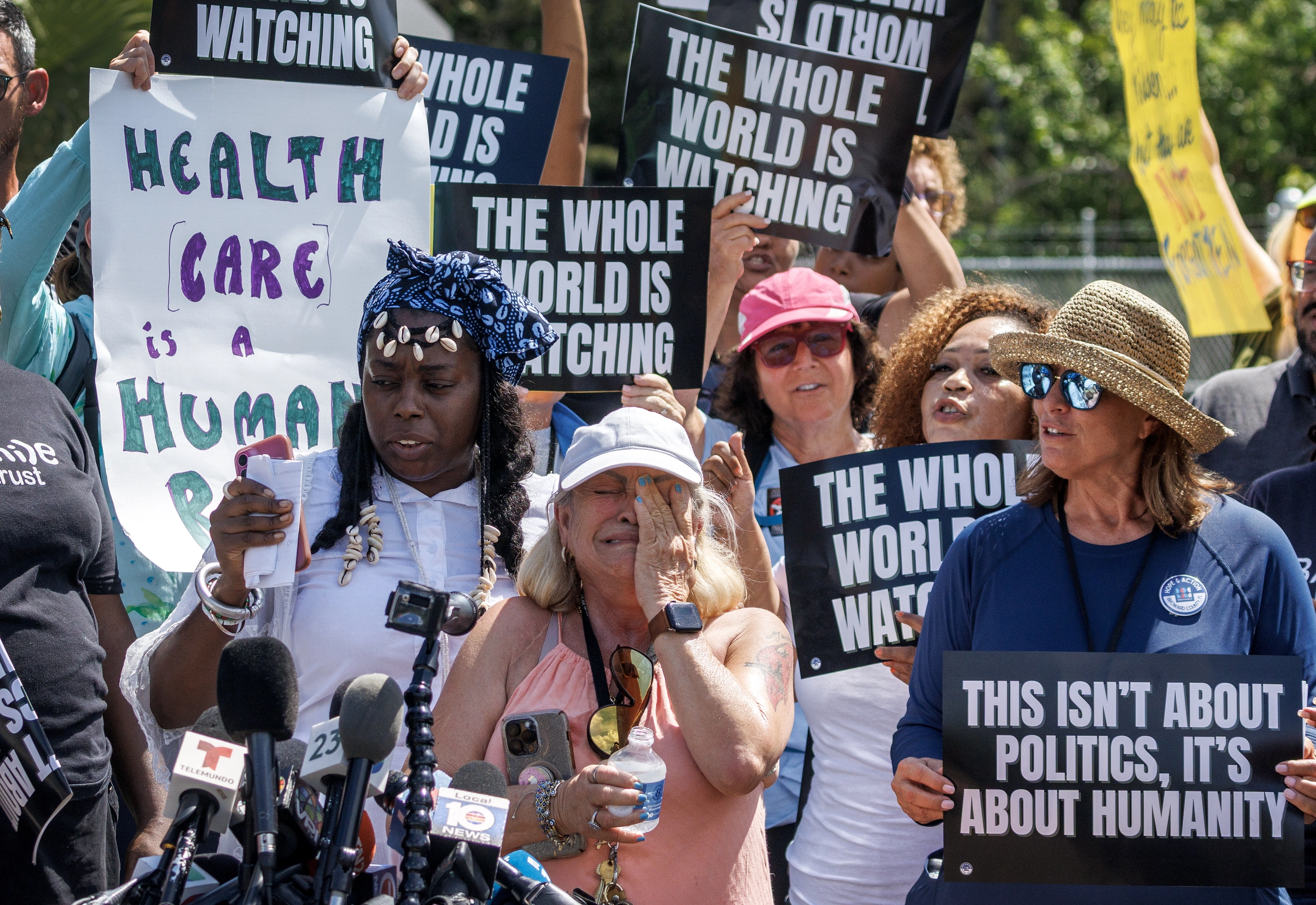 Sonia Bichara, esposa del detenido Rafael Collado, en la manifestación frente a la entrada de Alligator Alcatraz.