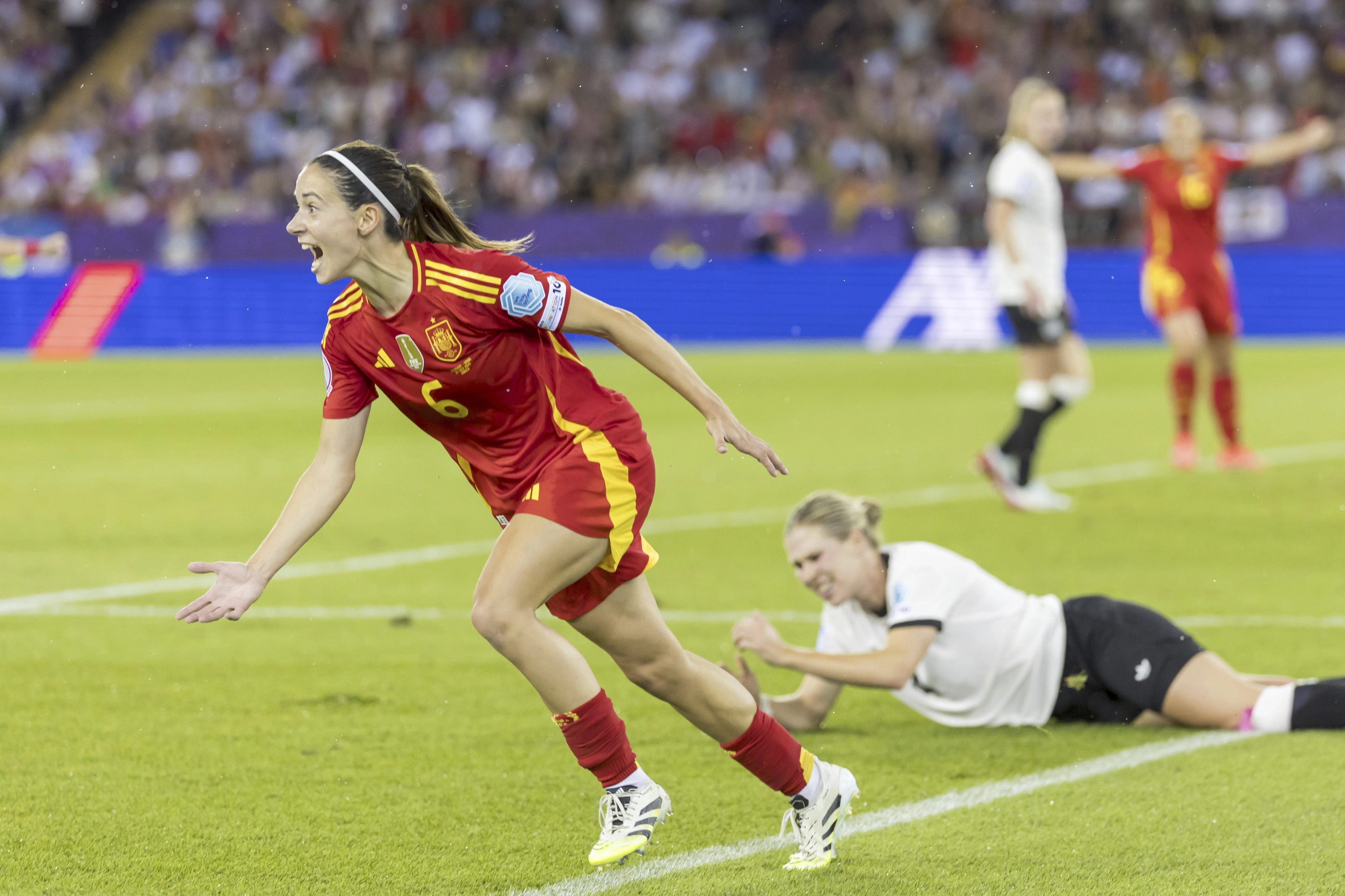 Aitana Bonmatí celebra su gol en la semifinal de la Eurocopa