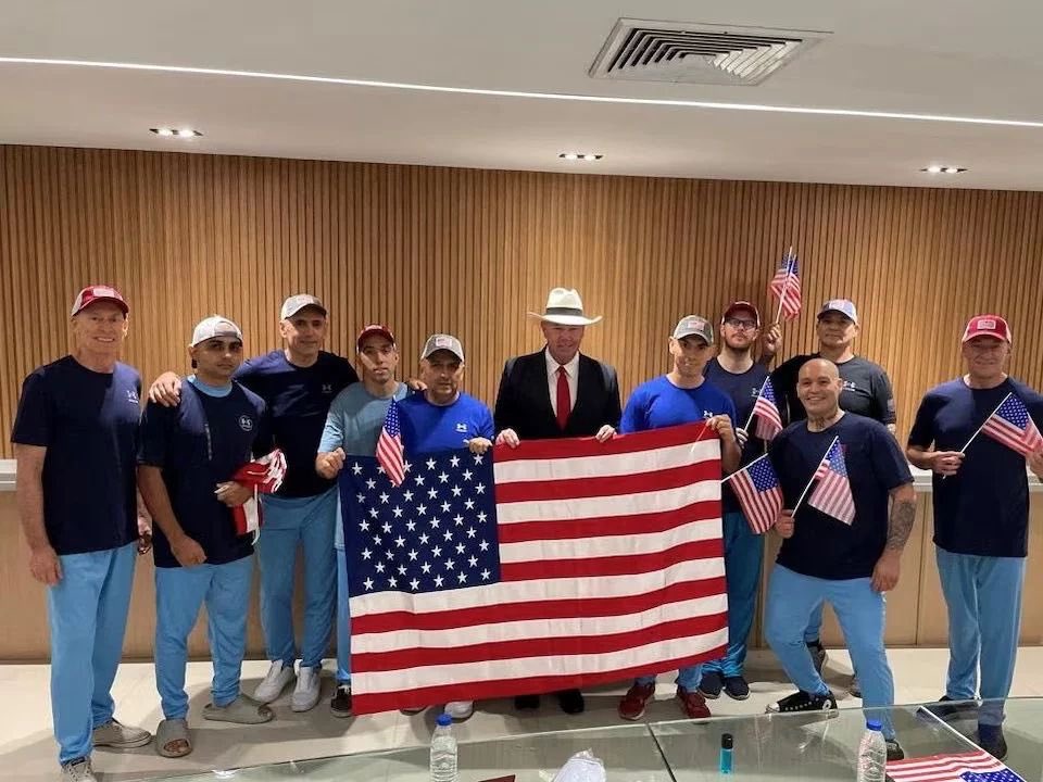 Danud Hanid Ortiz (segundo por la derecha y con gorra) ha sido traslado a USA como preso ‘político’ .