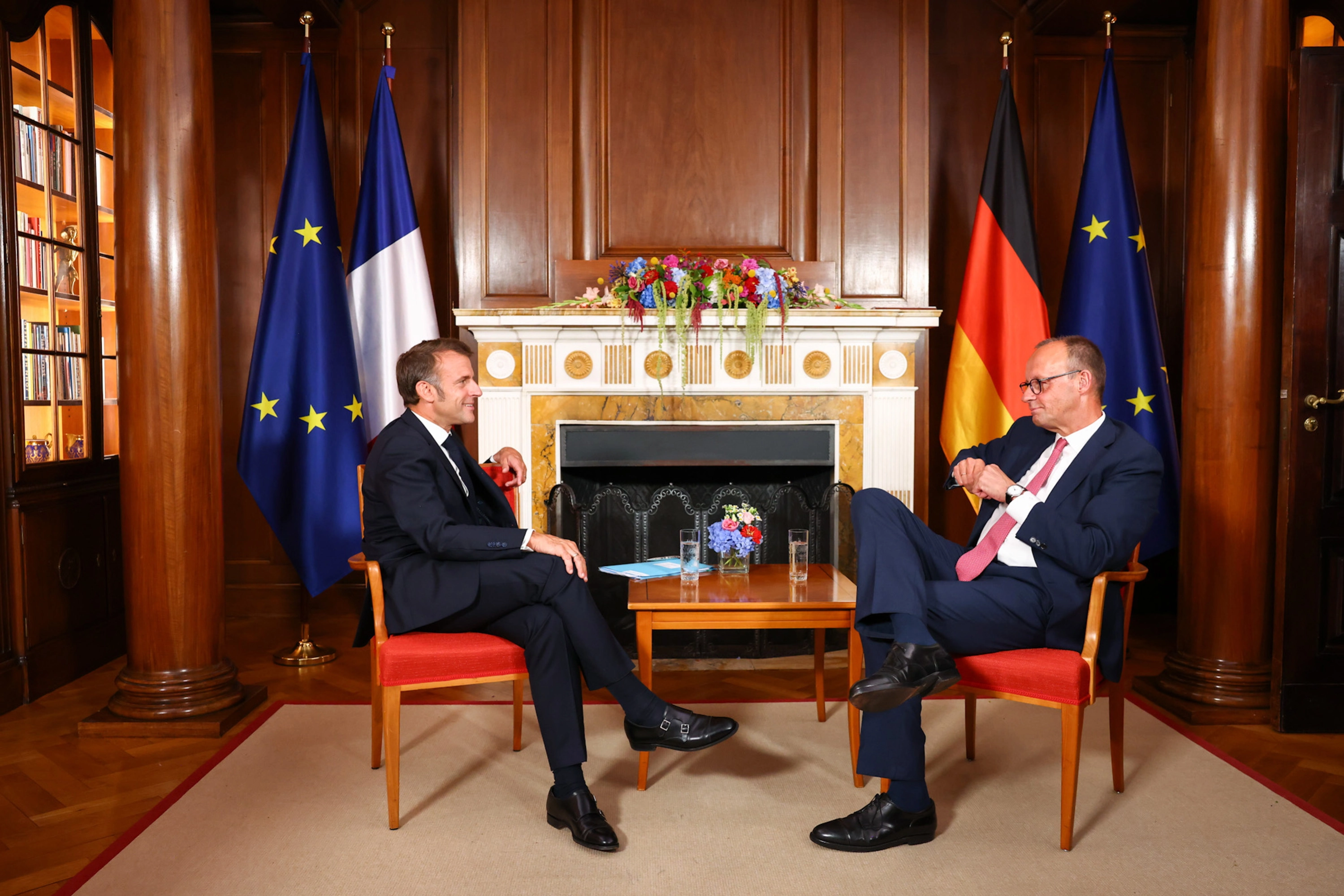 El canciller alemán, Friedrich Merz, y el presidente francés, Emmanuel Macron, conversan en la Villa Borsig de Berlín.