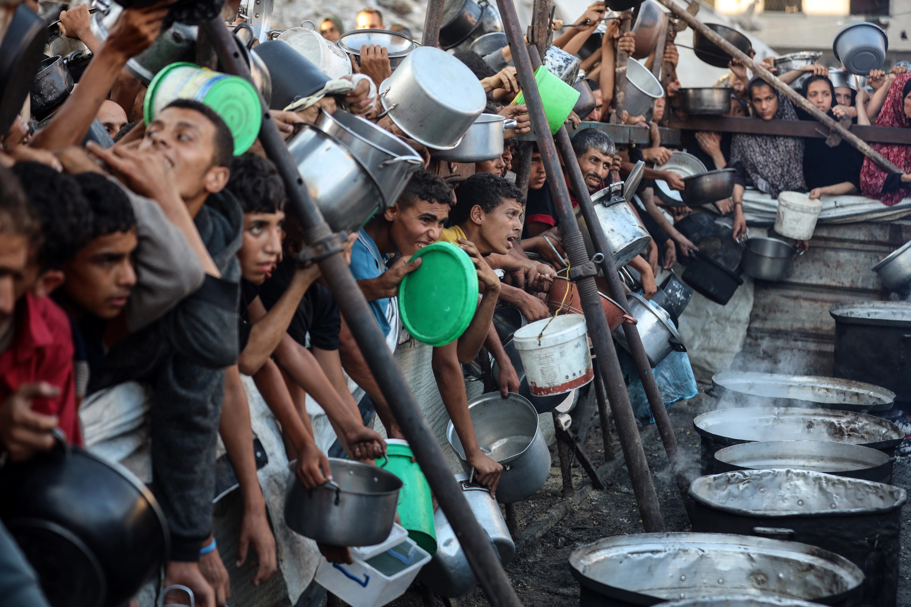 GVarias decenas de palestinos esperan para recibir comida en un punto de distribución de ayuda humanitaria el 20 de julio de 2025.