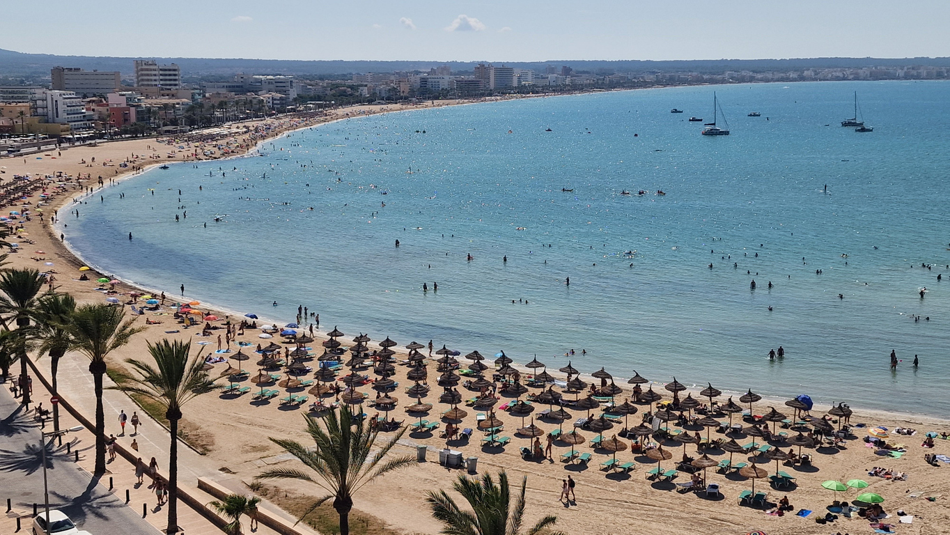 Vista aérea de personas de vacaciones en la playa de Palma Beach Resort, Mallorca.