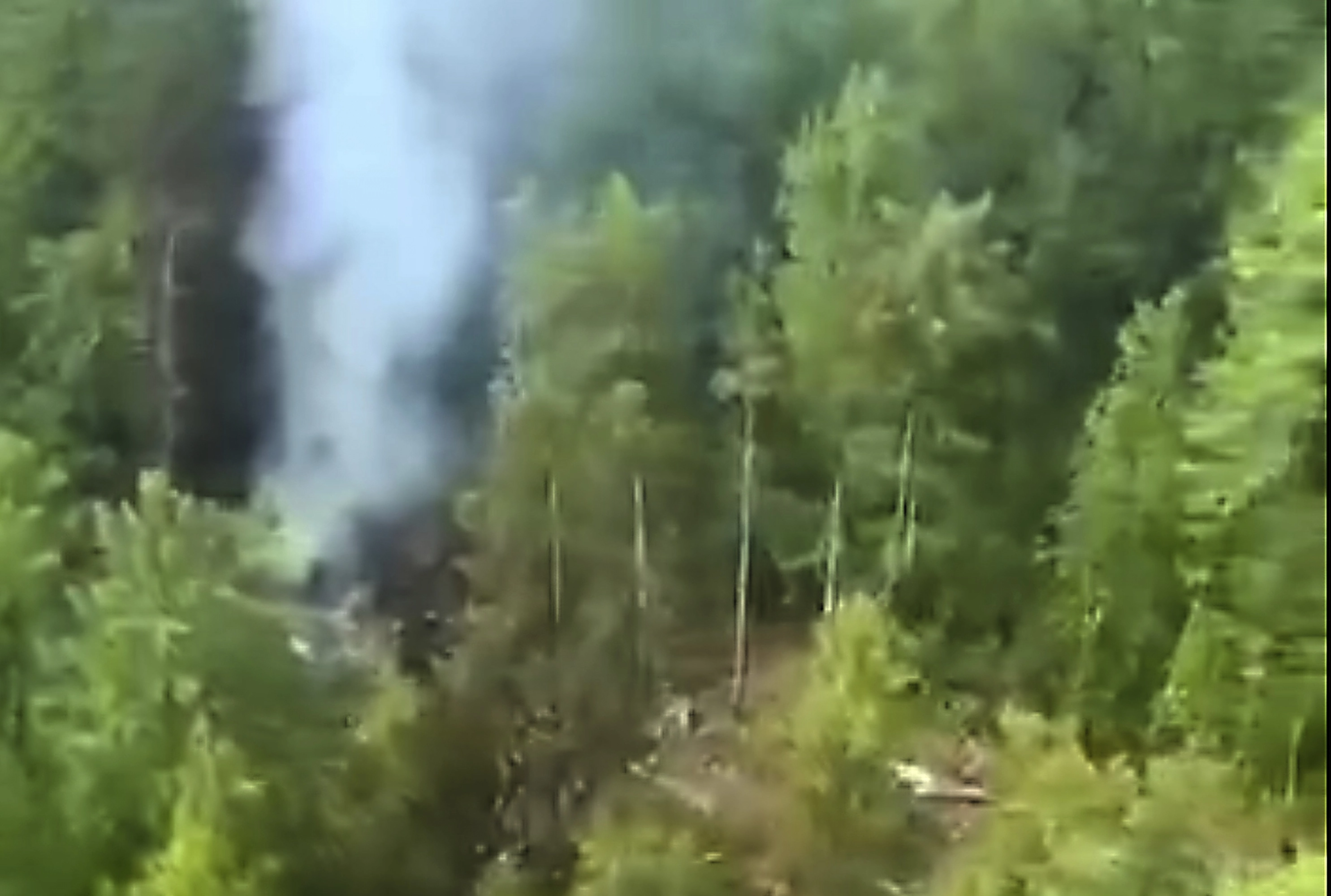 Humo saliendo del lugar del accidente del avión de pasajeros ruso An-24 cerca de Tynda, Rusia, este jueves.