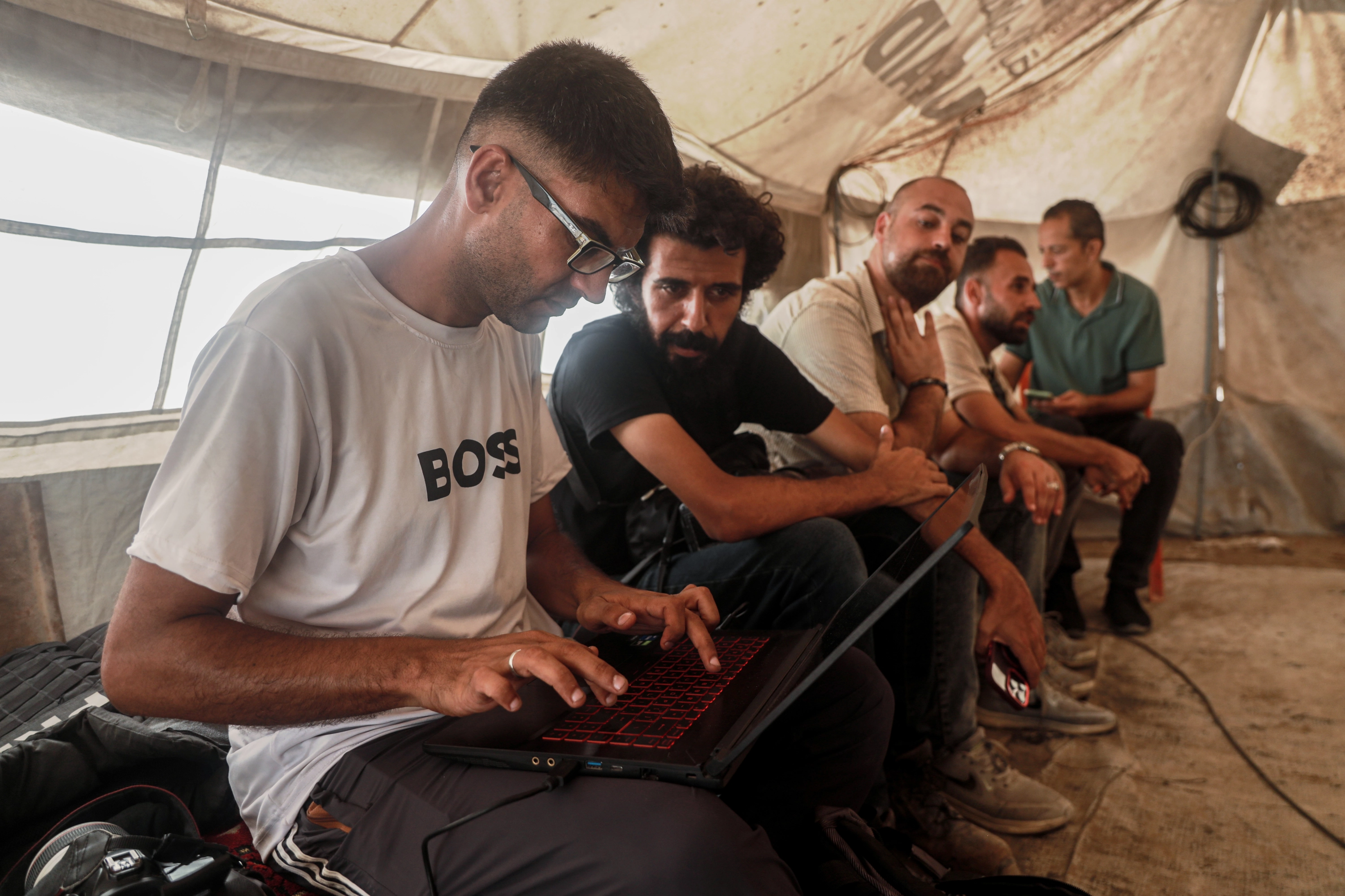 Reporteros de AFP trabajan mientras enfrentan duras condiciones de hambruna en Gaza.