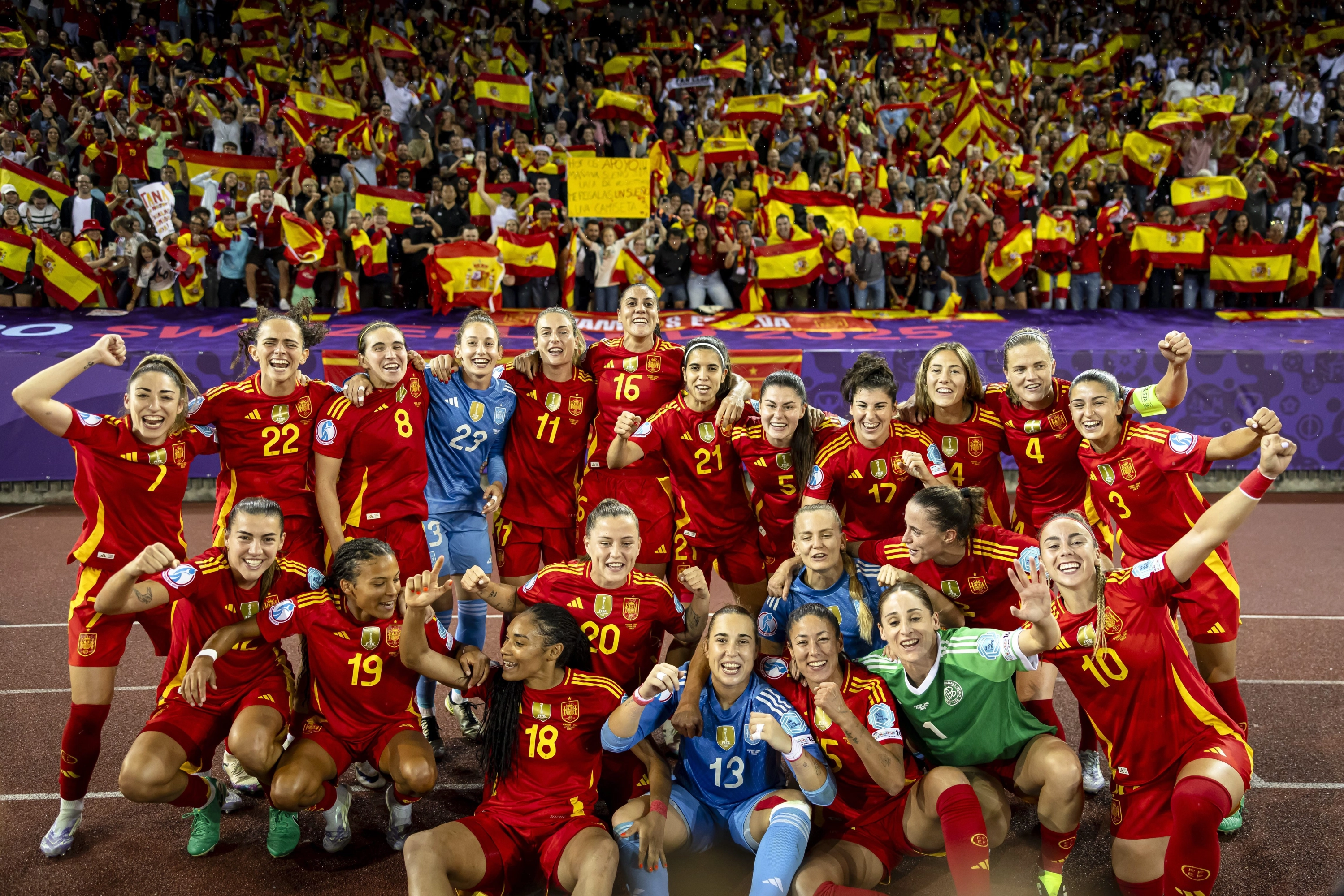 Las Jugadoras de la Selección Española Celebra El Pase a la Final de la Eurocopa femenina con la afición.