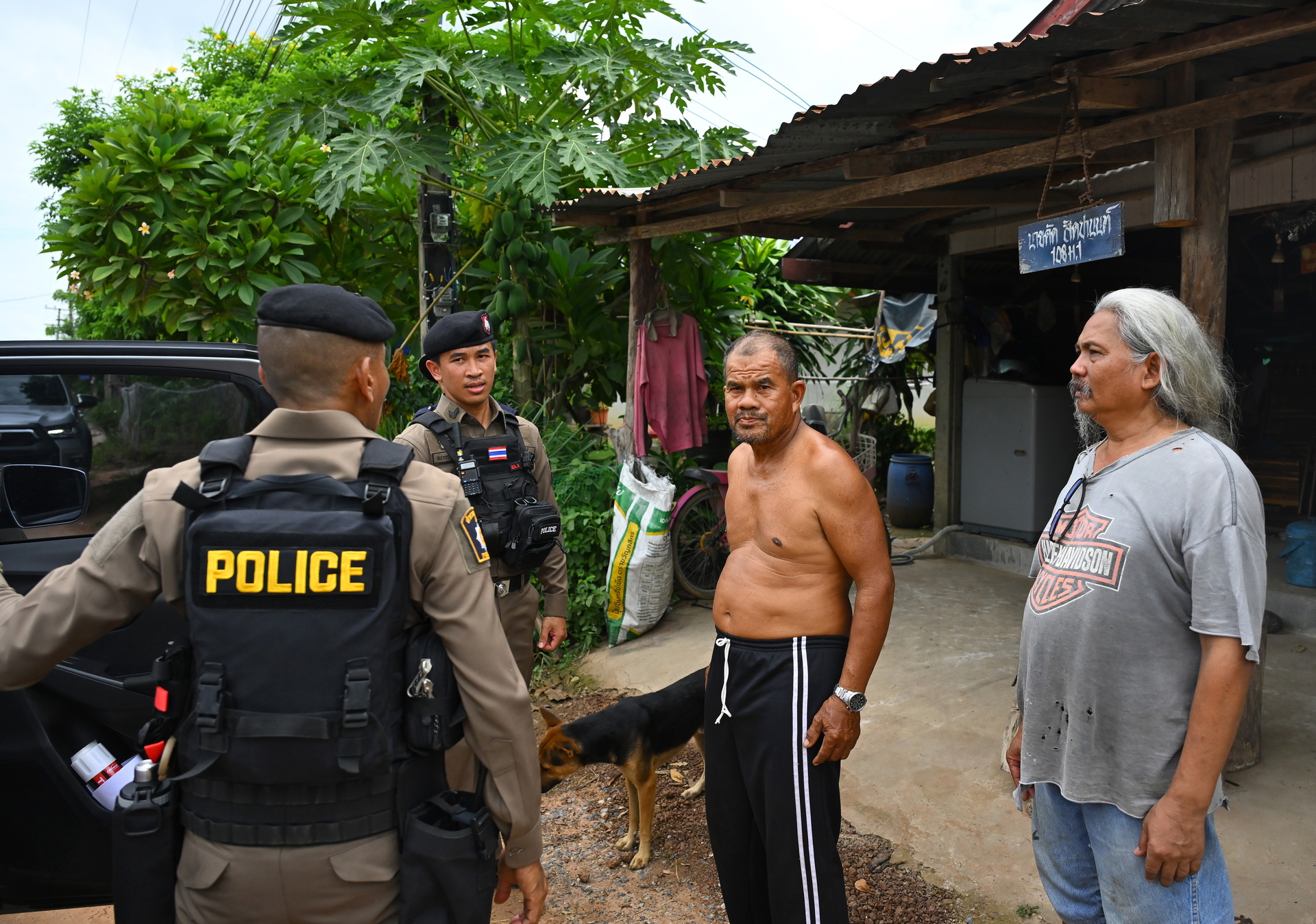 Ban Ta Miang (Thailand), 24/07/2025.- Police officers try to convince villagers to evacuate from an area where clashes between Thai and Cambodian soldiers took place, in Ban Ta Miang, Phanom Dong Rak District, Surin province, Thailand, 24 July 2025. According to the Royal Thai Army, nine civilians were killed and 14 injured after armed clashes erupted between Thai and Cambodian forces along the disputed border on 24 July, with both sides accusing each other of initiating the exchange amid rising tensions. Cambodian forces fired heavy artillery into a Thai military base on the morning of 24 July, with the attacks also targeting civilian areas, including a hospital, resulting in casualties and fatalities, Thailand's Foreign Ministry said in a statement. (Camboya, Tailandia) EFE/EPA/KAIKUNGWON DUANJUMROON