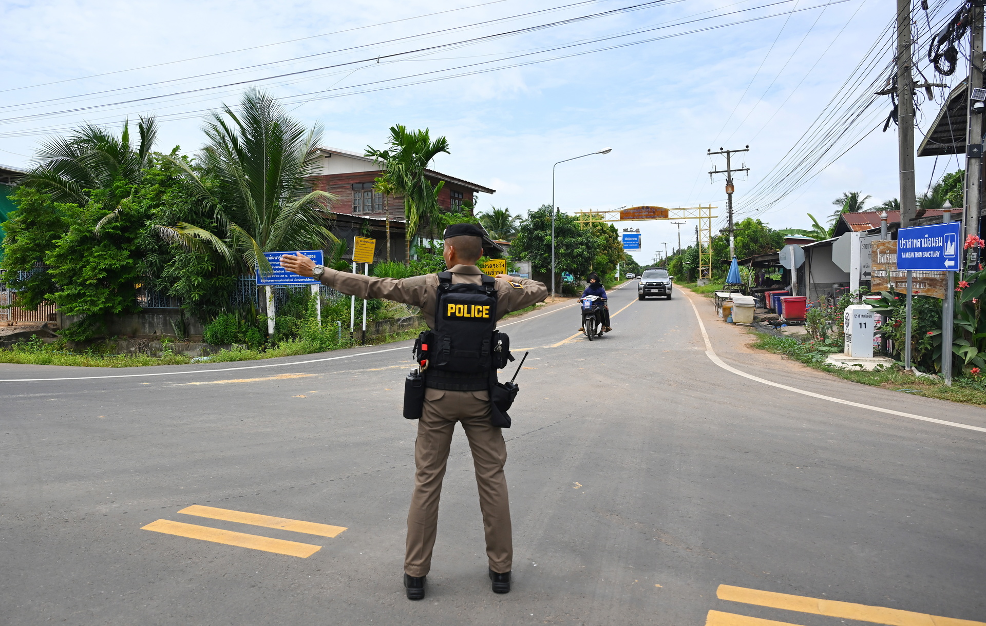 Imágenes de la policía vigilando el perímetro en Ban Ta Miang, Tailandia