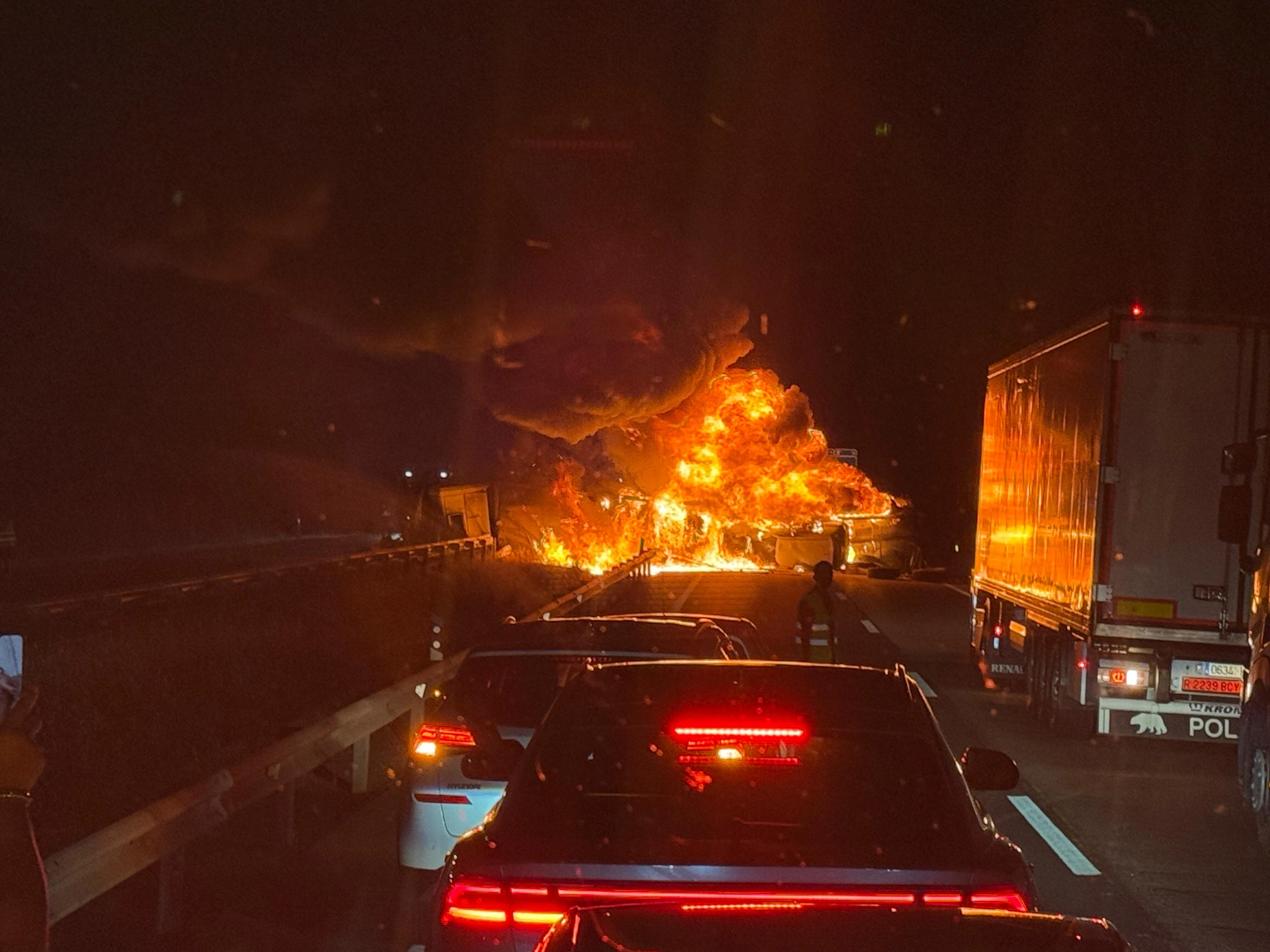 La Autovía A-4 Está Cortada al Trráfica em Sentido Hacia Madrid en el Kilómetro 86 -A La Altura de la Localidad Toledana de la Guardia Tras El Vuelco de Un Camión Que Produjo Este Jueves Por La Noche. Vídeo: Hazhard Espinoza