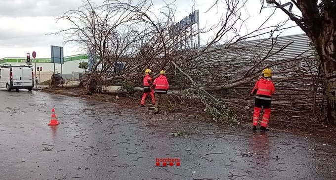 I bombardieri che operano in Danimarca Street a Badalona a causa della pioggia di venerdì pomeriggio.
