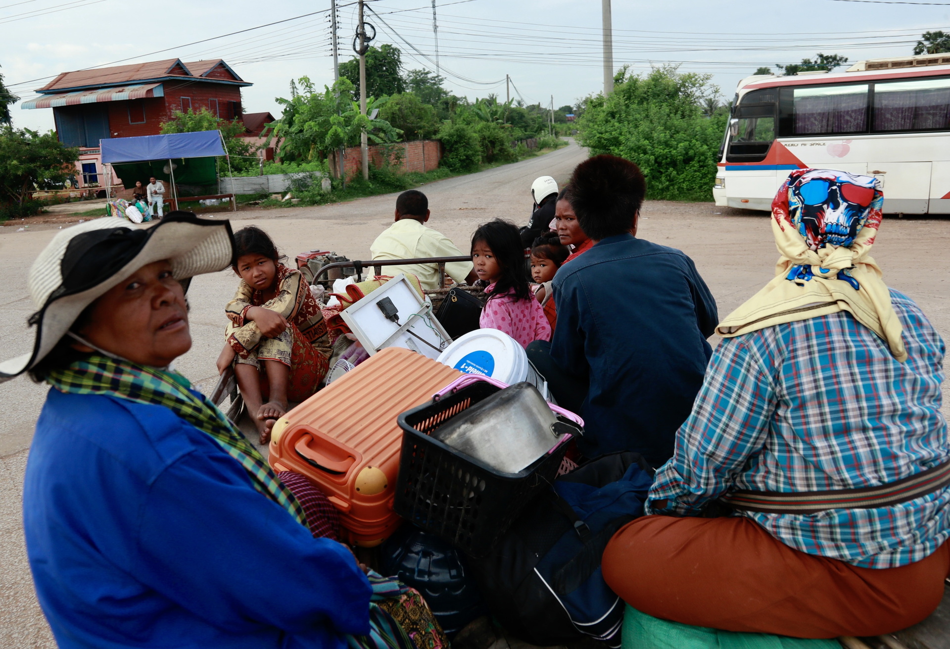 La gente huye de sus hogares cerca de la frontera entre Camboya y Tailandia en la provincia de Oddar Meanchey (Camboya).