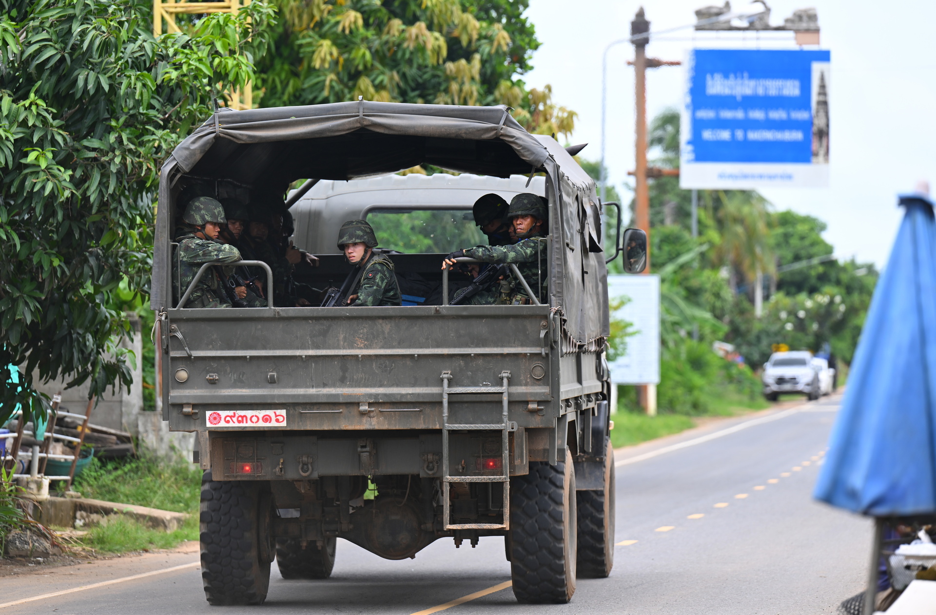 Prasat District (Thailand), 24/07/2025.- An army truck transports troops amid clashes between Thai and Cambodian soldiers along the disputed border in Prasat district, Surin province, Thailand, 24 July 2025. According to the Ministry of Public Health, at least 12 people were killed and 35 injured after armed clashes erupted along the disputed border, with both Thailand and Cambodia accusing each other of initiating the exchange amid escalating tensions. (Camboya, Tailandia) EFE/EPA/KAIKUNGWON DUANJUMROON