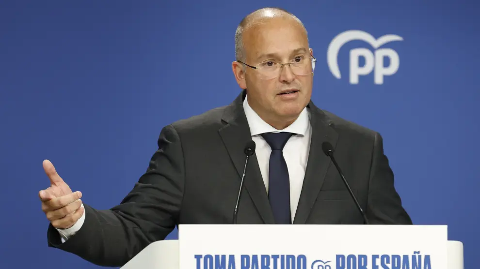 El Portavoz del pp acusa al ejecutivo de desmoronarse “en vivo y charto” y dice que los socios “le abandonan para no hundirse con él”.
