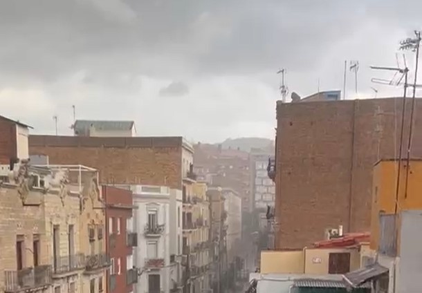 Vuelos desviados, cierre de parques, inundaciones... las fuertes lluvias dejan cientos de incidencias en Barcelona