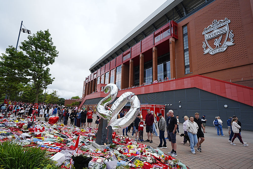 Anfield estava cheio de flores e detalhes para homenagear o Diogo Zota.