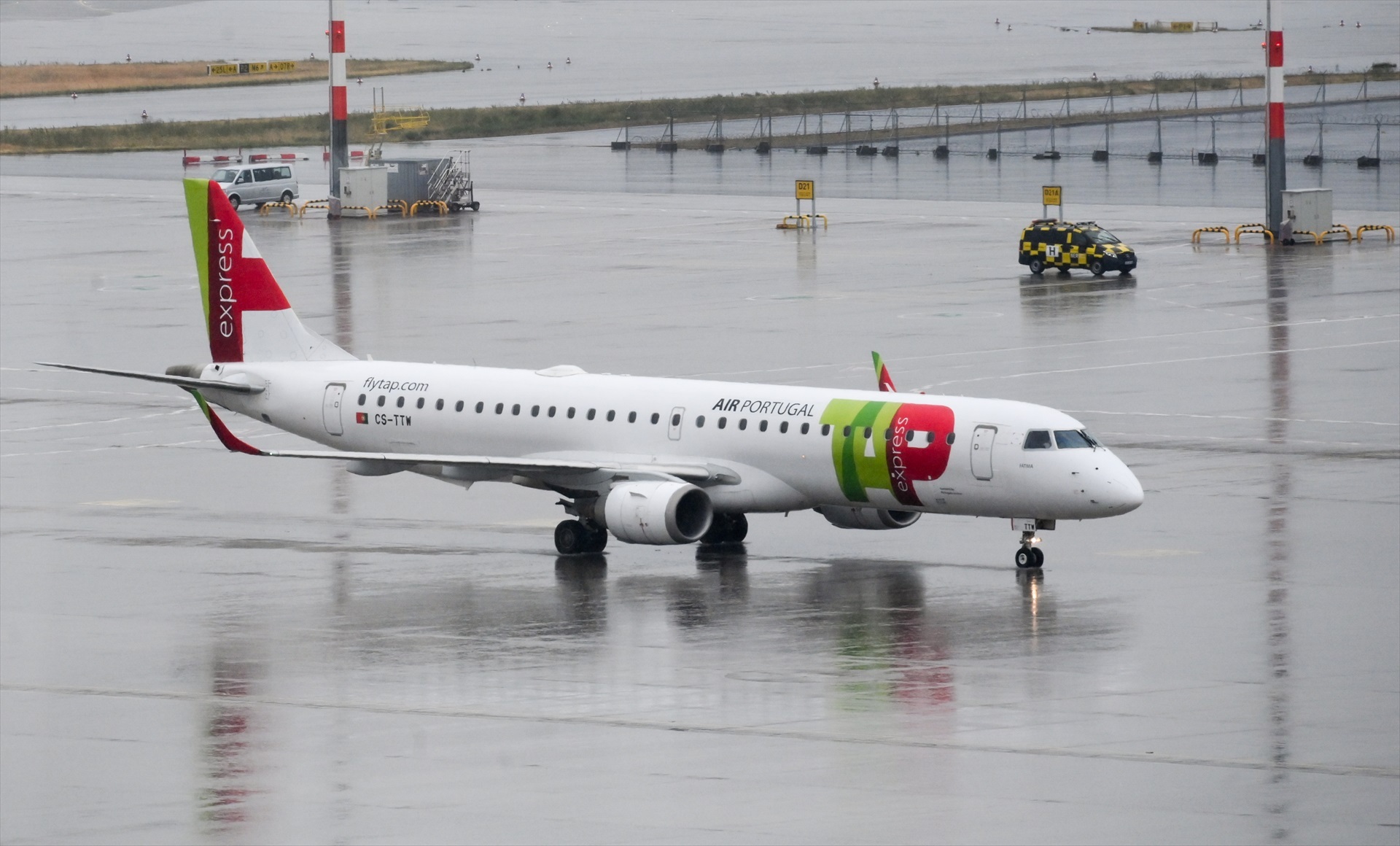 (Foto de ARCHIVO) FILED - 30 June 2021, Brandenburg, Schoenefeld: A plane of the Portuguese airline TAP, coming from Lisbon, is pictured at Berlin-Brandenburg Airport (BER). The cabin crew of the Portuguese airline TAP has called off a seven-day strike that was due to start on Wednesday. Photo: Jens Kalaene/dpa-Zentralbild/dpa 30/6/2021 ONLY FOR USE IN SPAIN