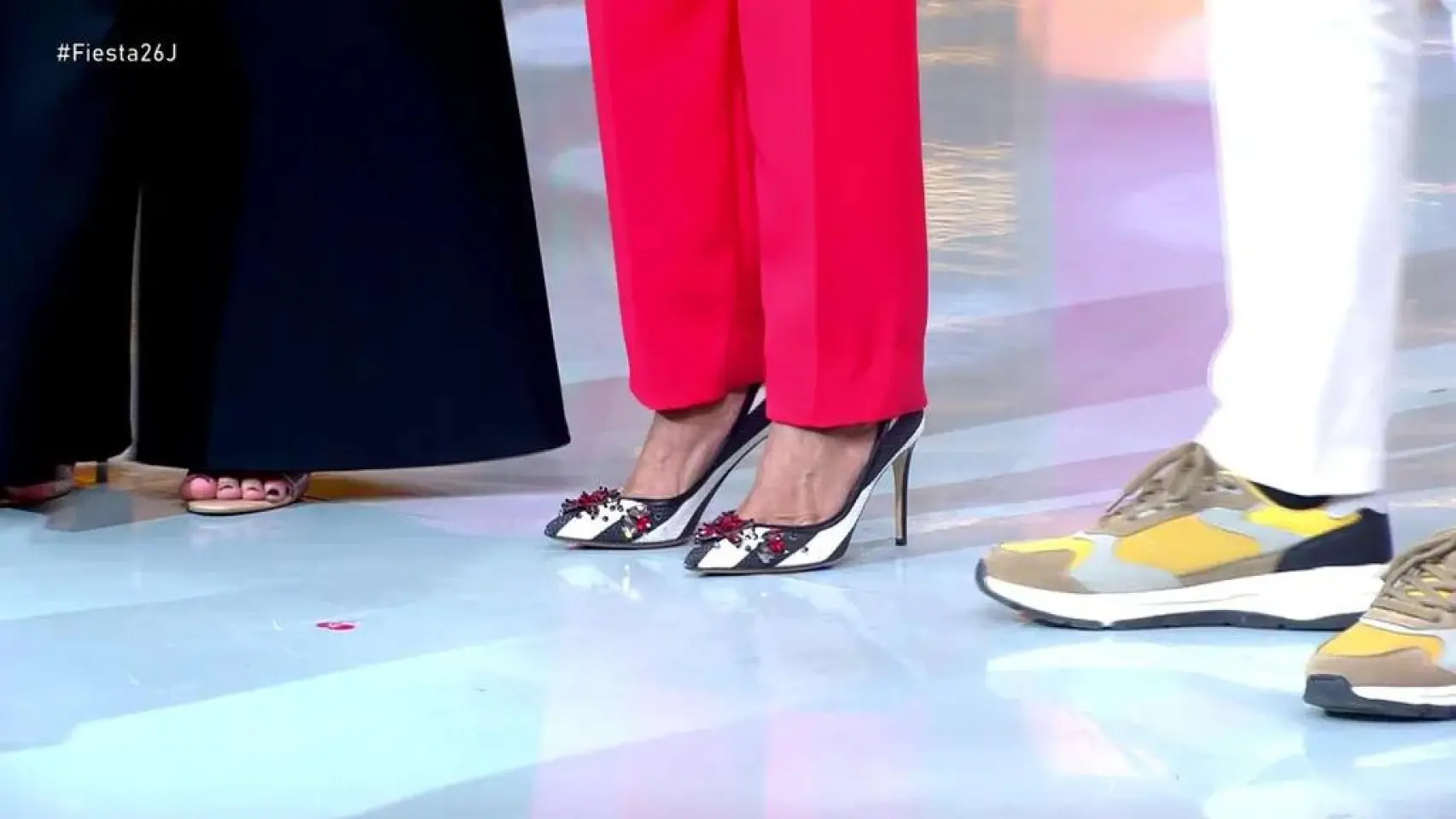 Terelu Campos elige unos zapatos de su madre para su debut en 'Fiesta'.