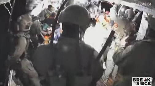 Momento en que soldados israelíes abordan el 'Handala' la Flotilla.